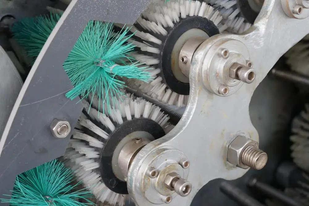 Semi automatic label removing washing machine for glass bottle