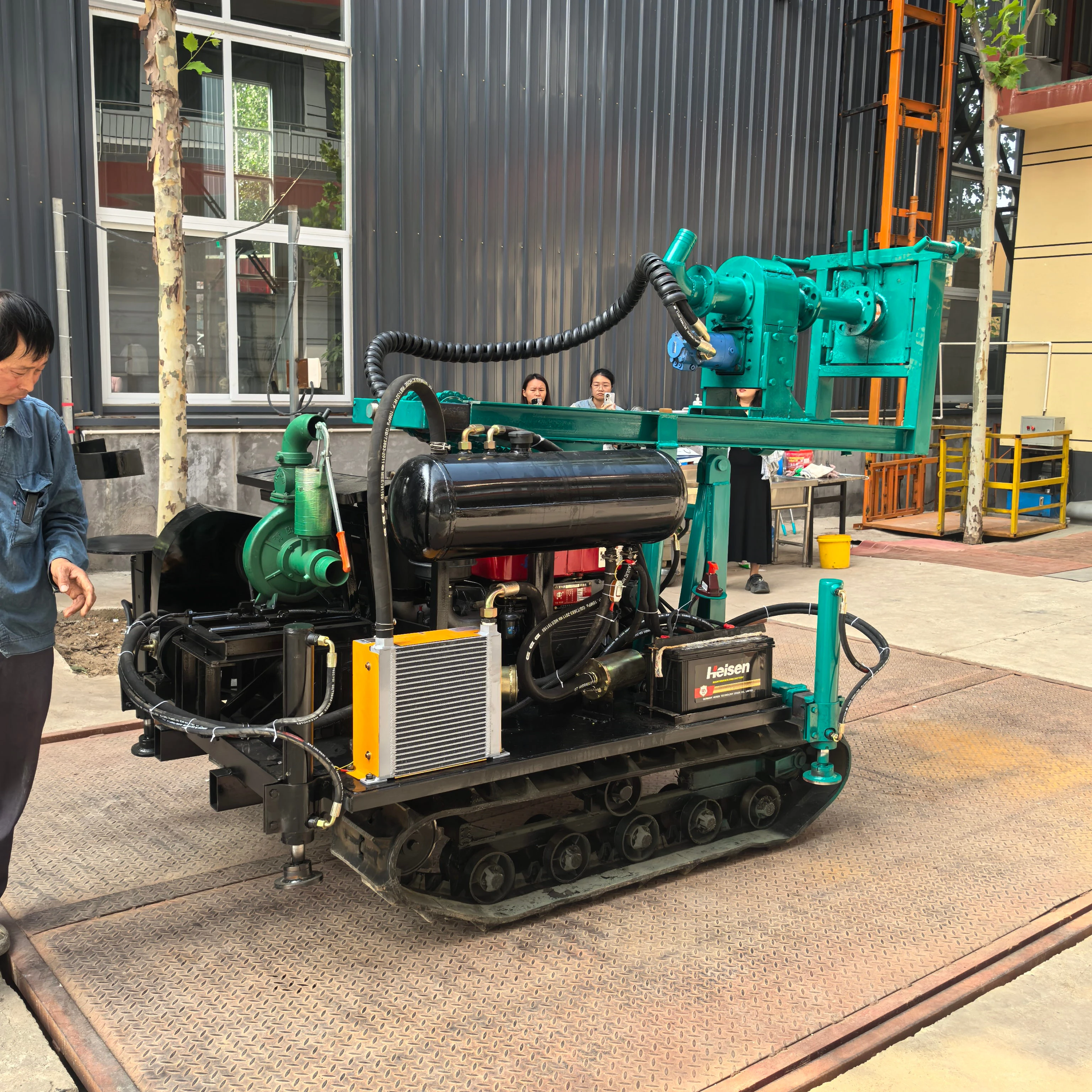 Direct Factory Sales New 100 Meter Tracked Water Well Drilling Rig Core Applicable Spiral Drilling Rig Construction Usage