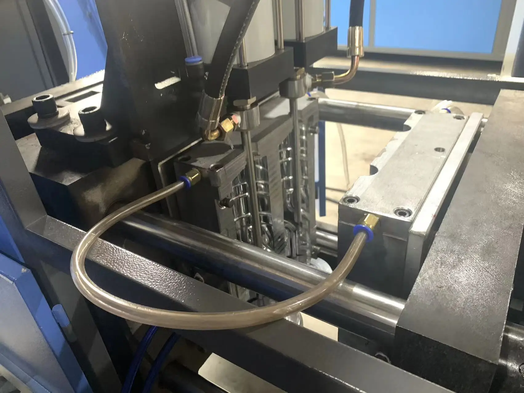 2 cavity high temperature resistant water bottle  semi blowing machine  mold auxiliary machine