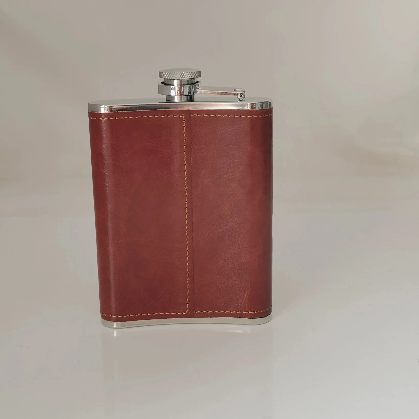 Wholesale Wooden Chess 8oz Brown Leather Hip Flask Set  Stainless Steel Flasks With Funnel and 4 Cups Gift Box