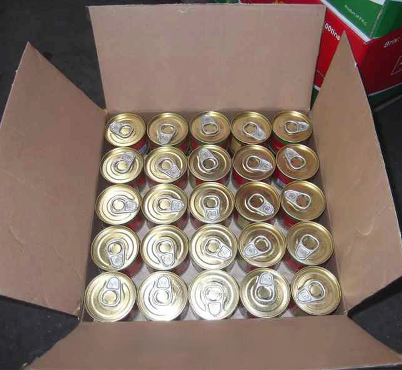 Консервированная томатная паста красного цвета фабричная в луженой концентрированной томатной пасте по низкой цене