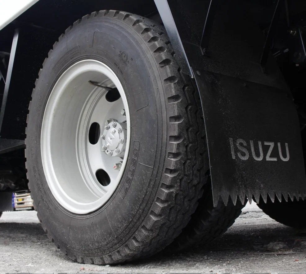 ISUZU 700p 4x2 190HP 5-9tons LHD elf box cargo van truck