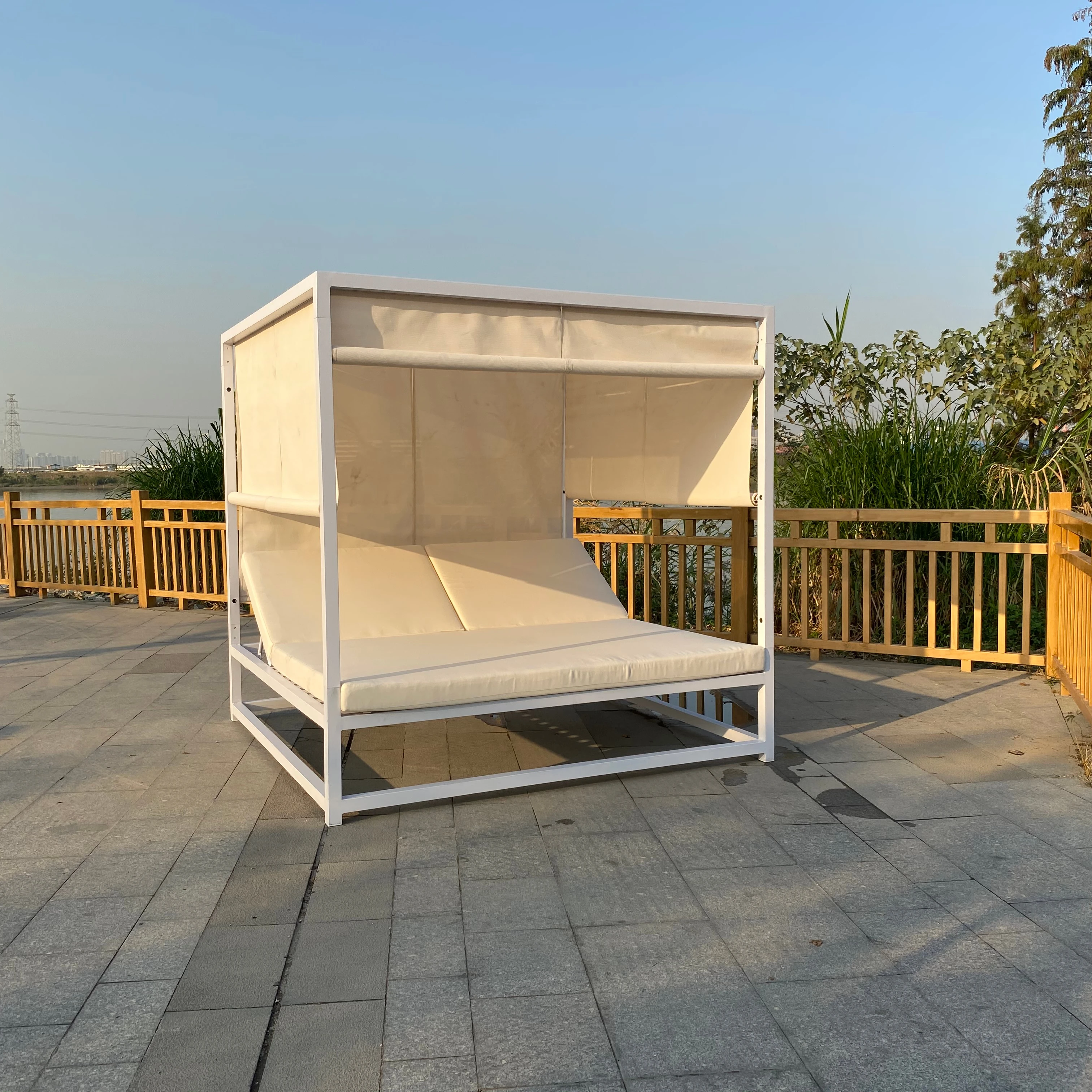 Уличная мебель в современном дизайне, алюминиевая кровать с солнцезащитным полом для отеля и курорта при любой погоде