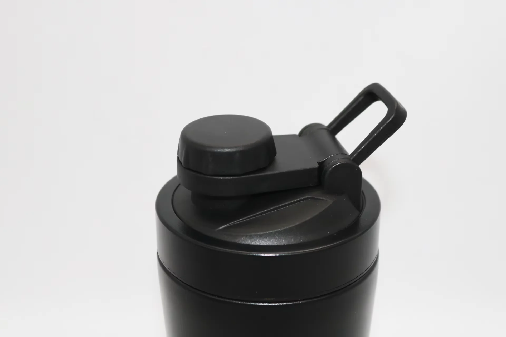600ml Hot Sale Bottle Water Gym With New Lid Stainless Steel Protein Shaker Bottle with Strainer