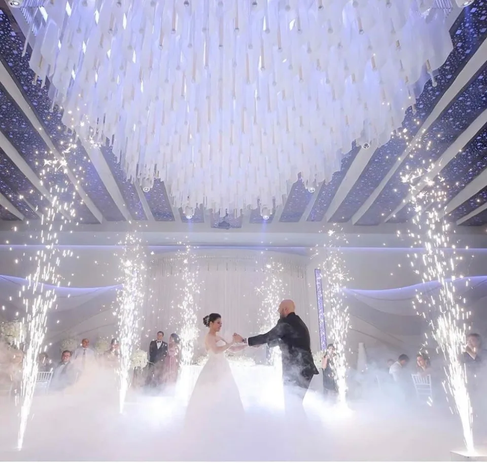 V-Show 4pcs With Flightcase Remote Control 650W Sparkler Machine Cold Spark Firework Machine For Wedding