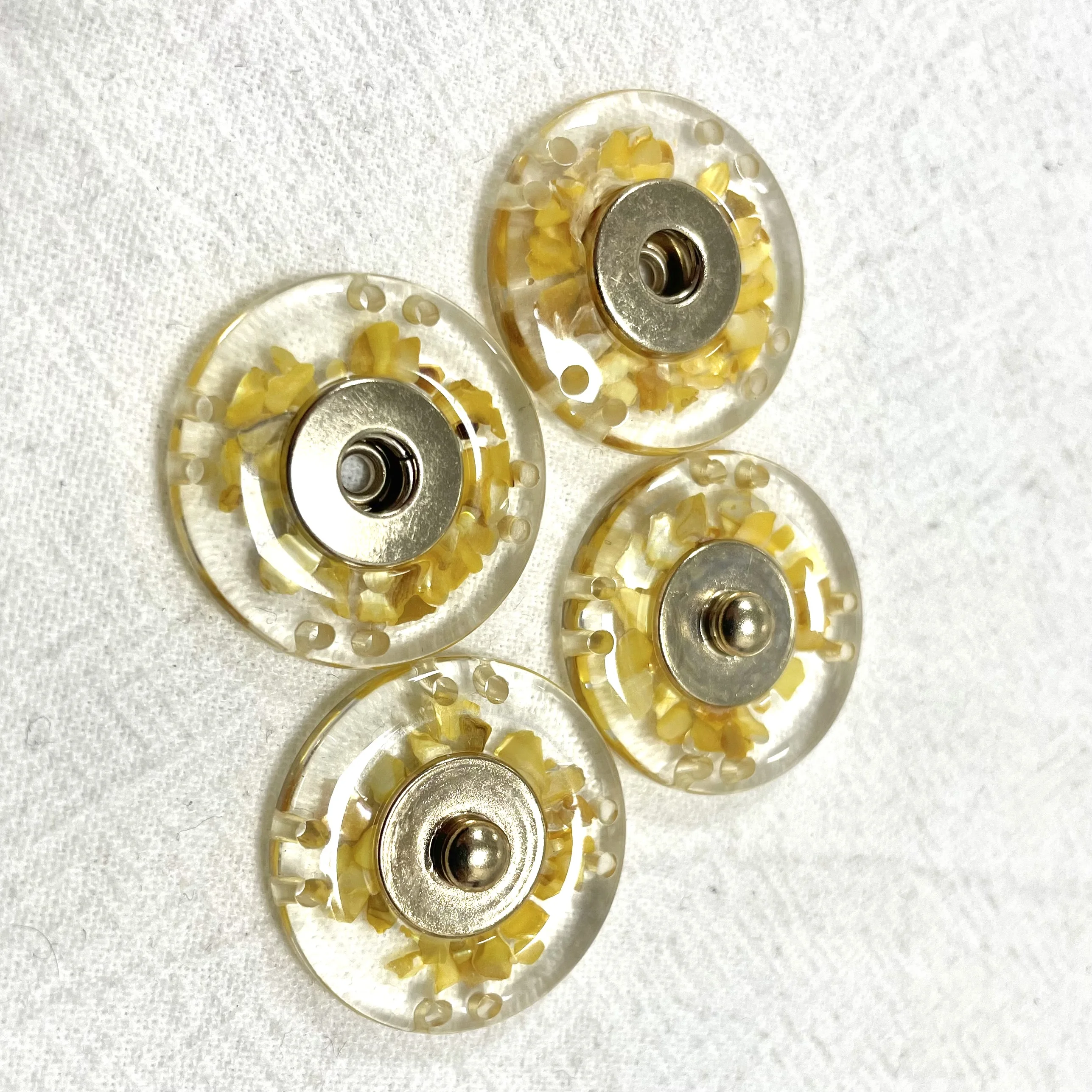 Fancy 2023 new designed press button yellow and pearl color press snap button for clothing