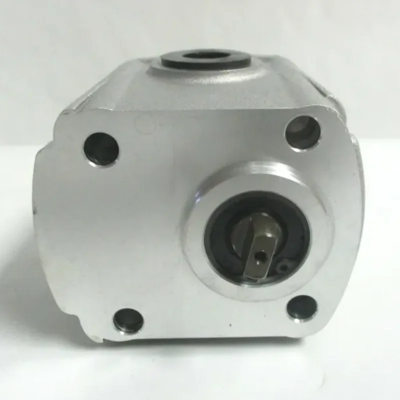 67980-36100 GENUINE OEM KUBOTA HYDRAULIC PUMP D722 D782 GPO-100