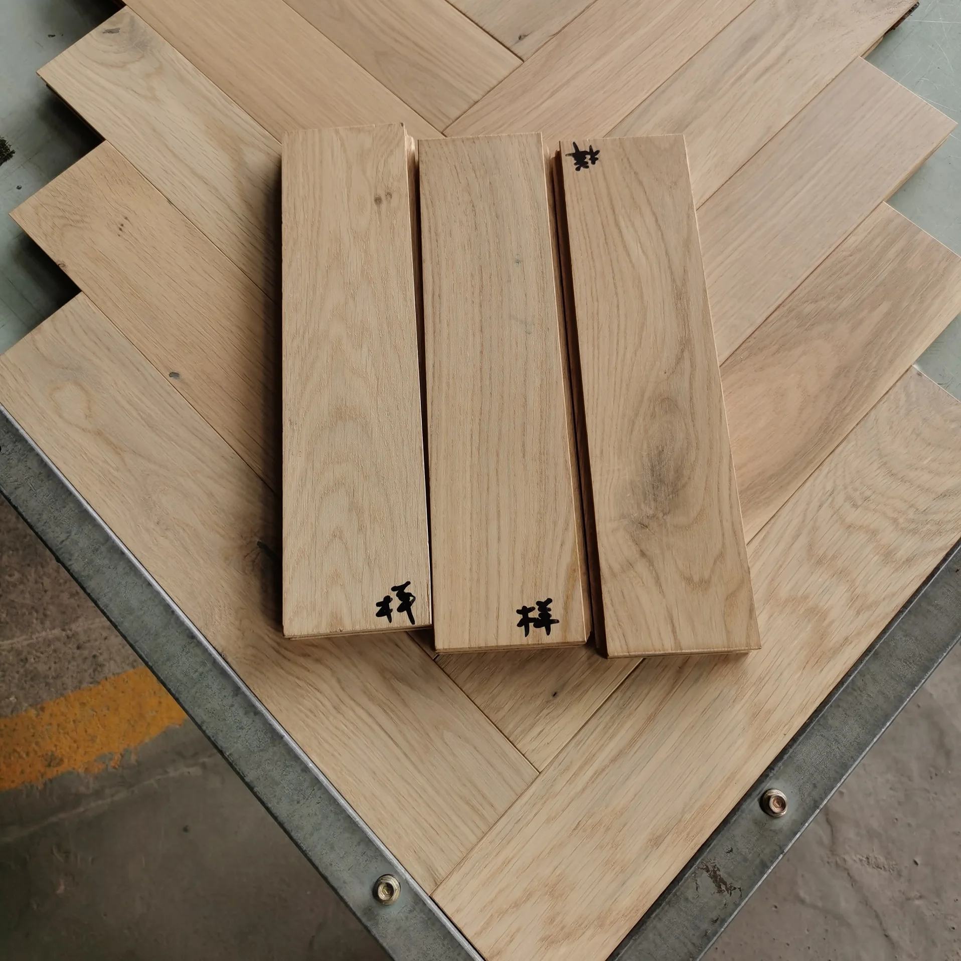 18x70x350 mm CD grade rustic invisible oil oak real wood herringbone flooring