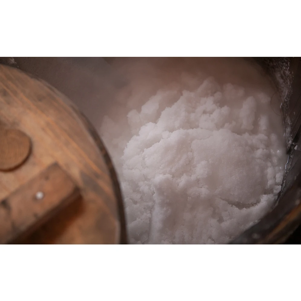 Недорогая неочищенная грубая морская соль для празднования богатого