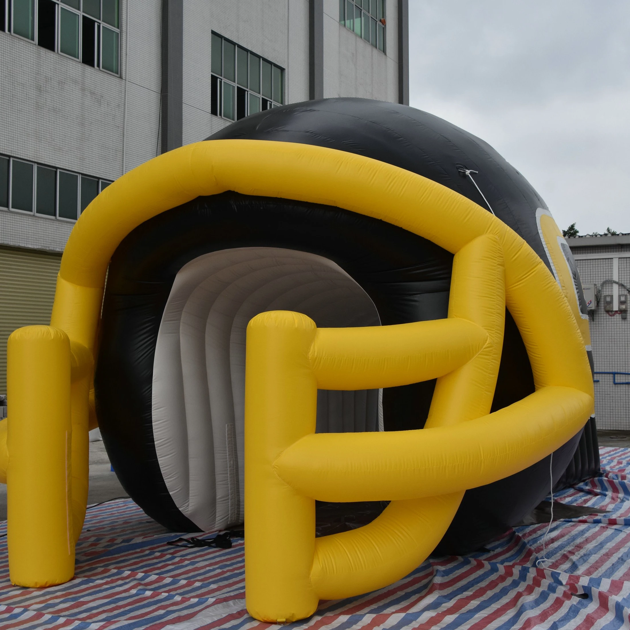 Customize Outdoor Sport Tunnel Giant Football Inflatable Helmet Tunnel Tent for Sport Games