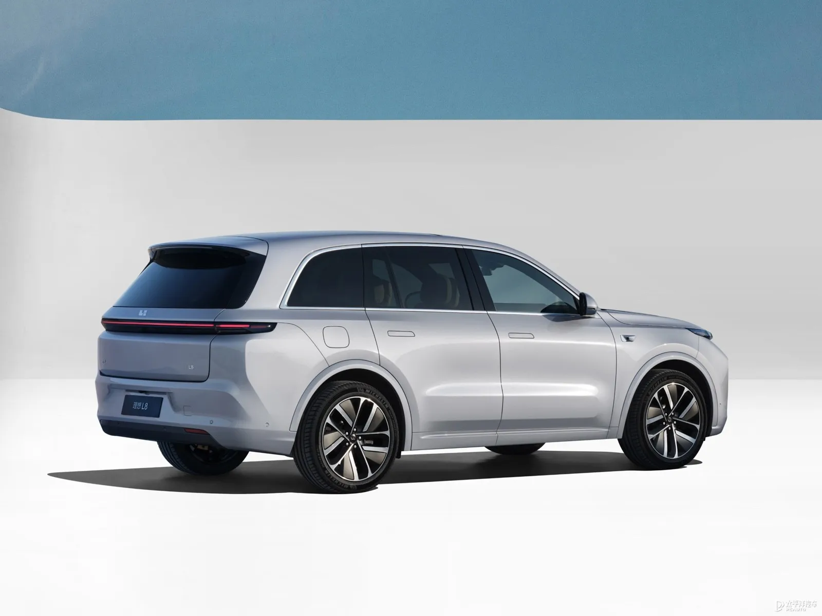 Efficient Hybrid Power Spacious Cabin Advanced Safety Smart Features The Ideal Choice Li Auto L8 SUV  Cars