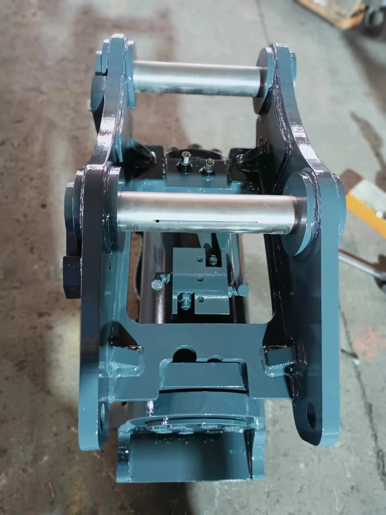 Hydraulic double locking quick hitch coupler tilting hitch for excavators