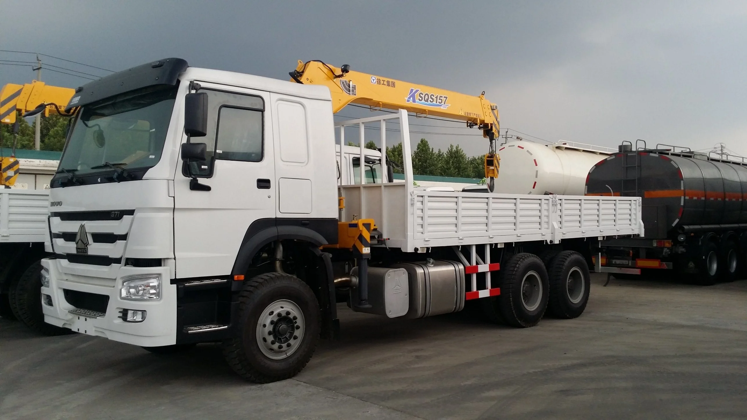 Howo 6x4 10 wheels lorry transport truck cargo truck crane mounted XC MG crane articulated arm straight arm