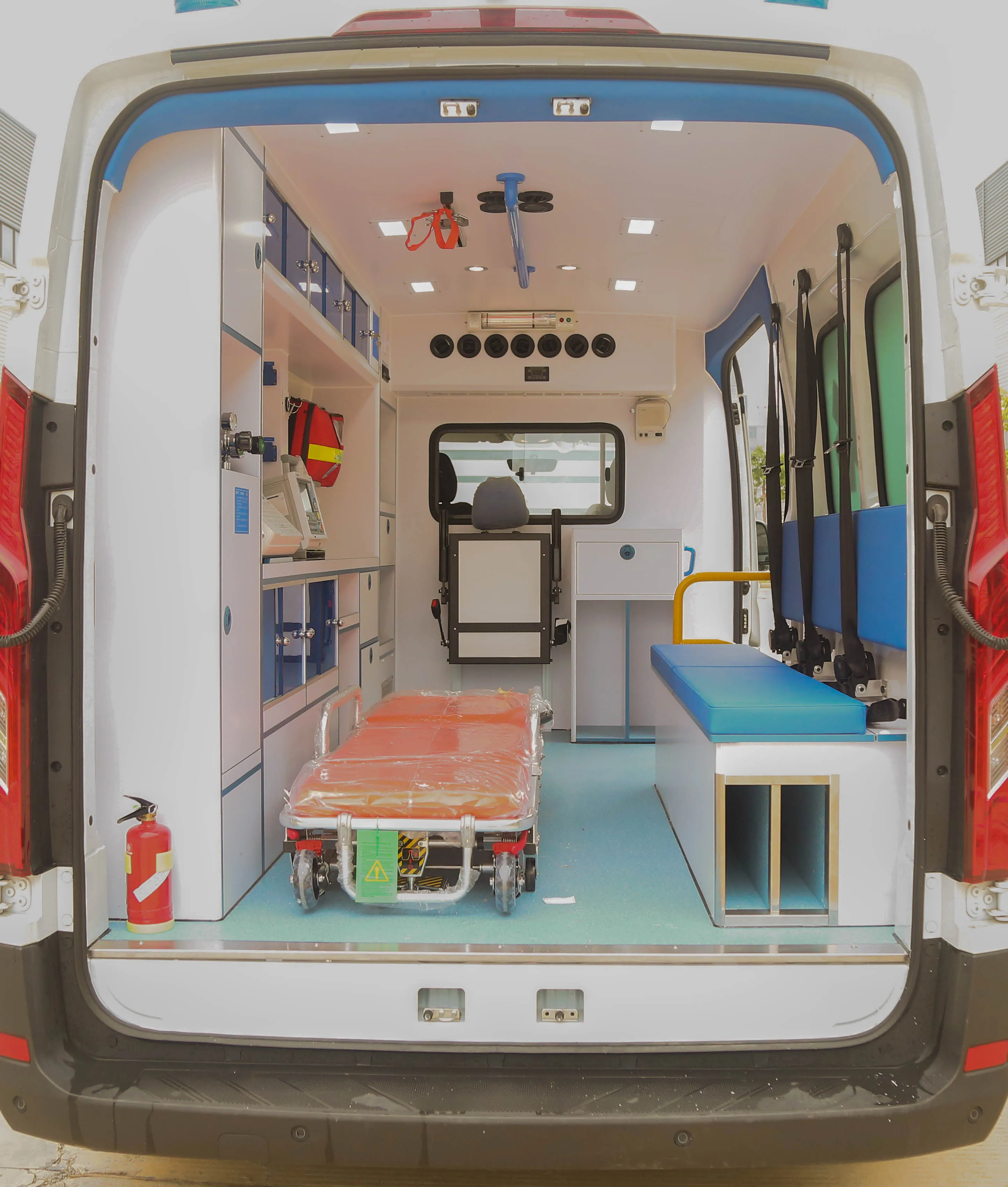 2024 Good Quality ICU Hospital Medical Ambulance Rescue Car SAIC Maxus V90 Emergency Monitoring Ambulance Vehicle for sale
