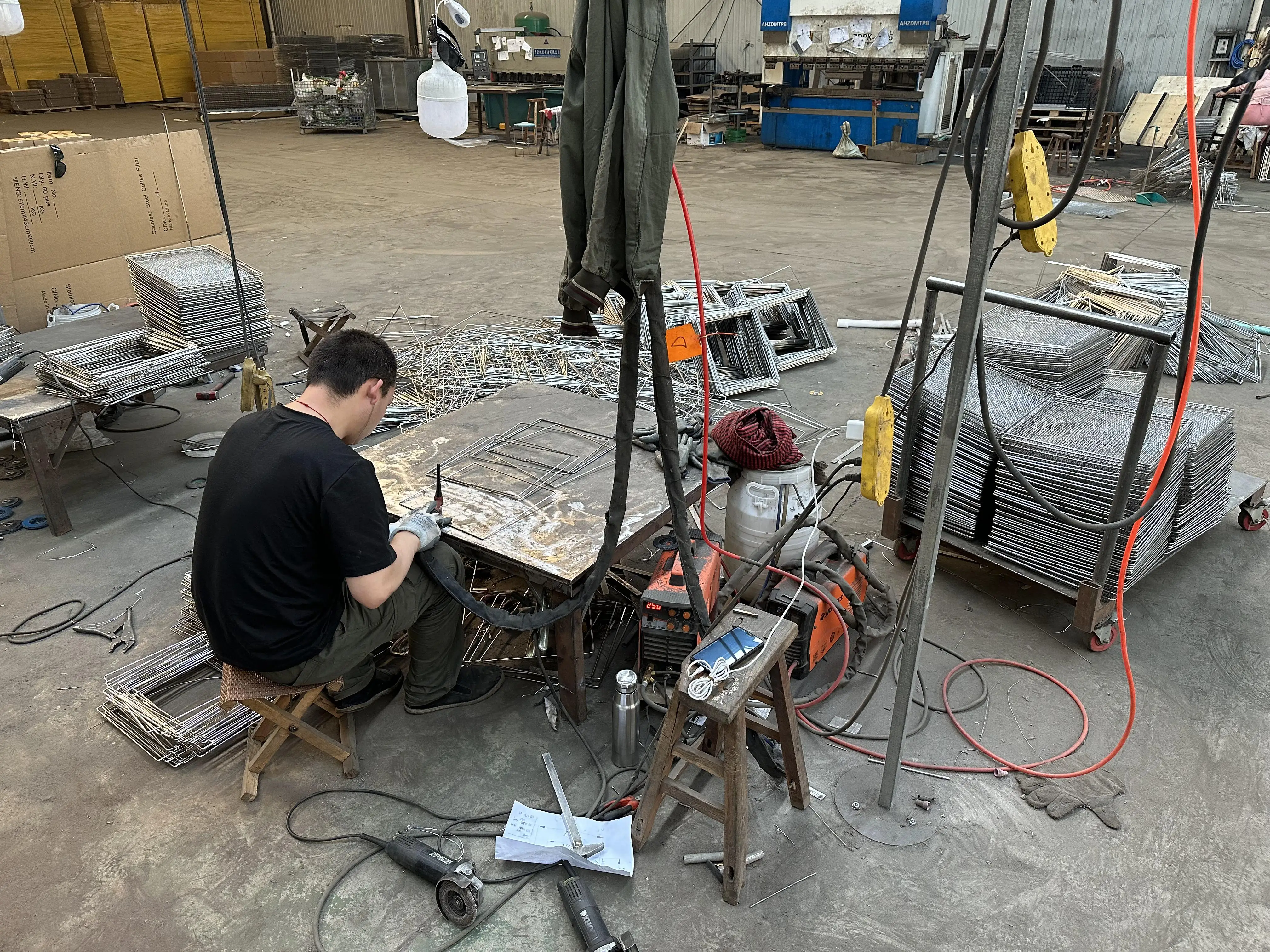 Wire Mesh Fruits Tray with Handle For Vegetables Fruit for Kitchen Storage Basket Wholesale price for sale kitchen Accessories