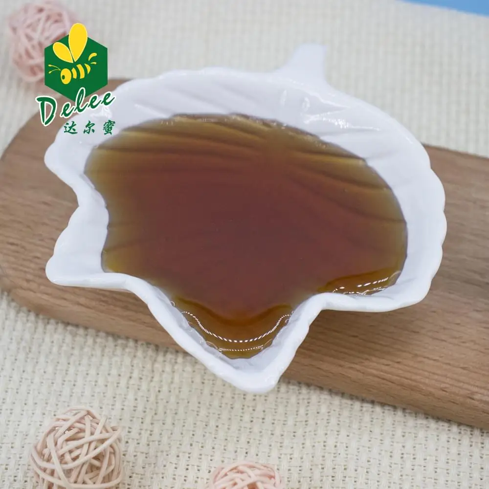 Зрелый гречневый мед в пластиковой бутылке