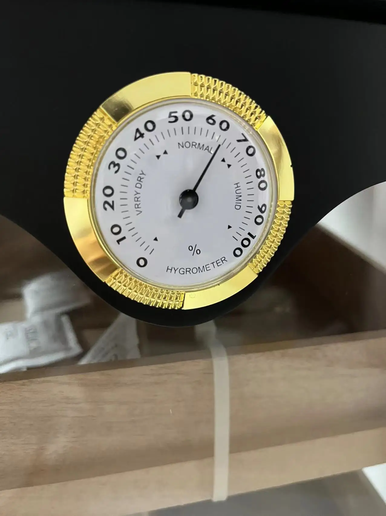 cigar cabinet with magnets in the door for seal