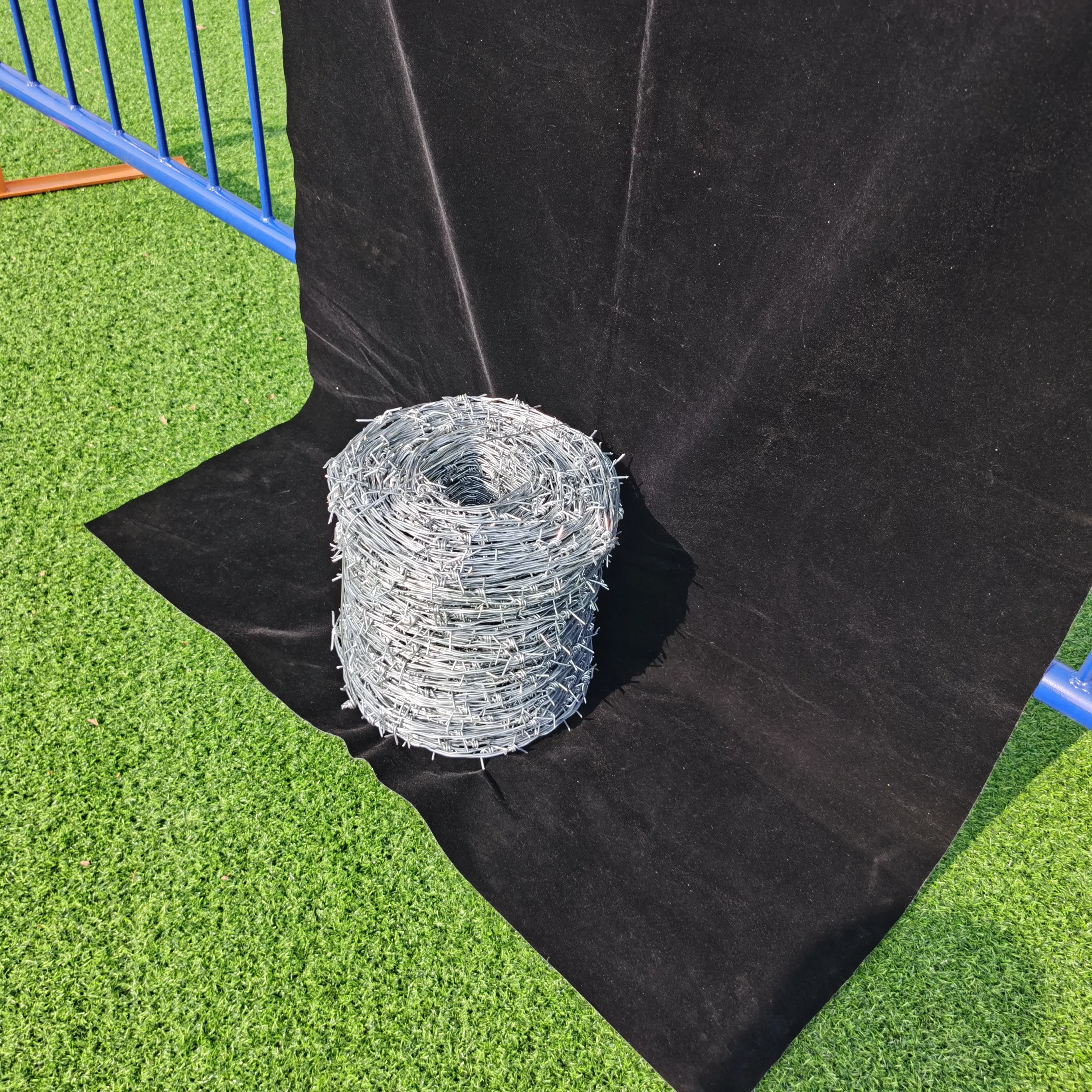 Green barbed wire 1.6mm x 50 feet 18 gauge  engraved wire PVC covered barbed wire