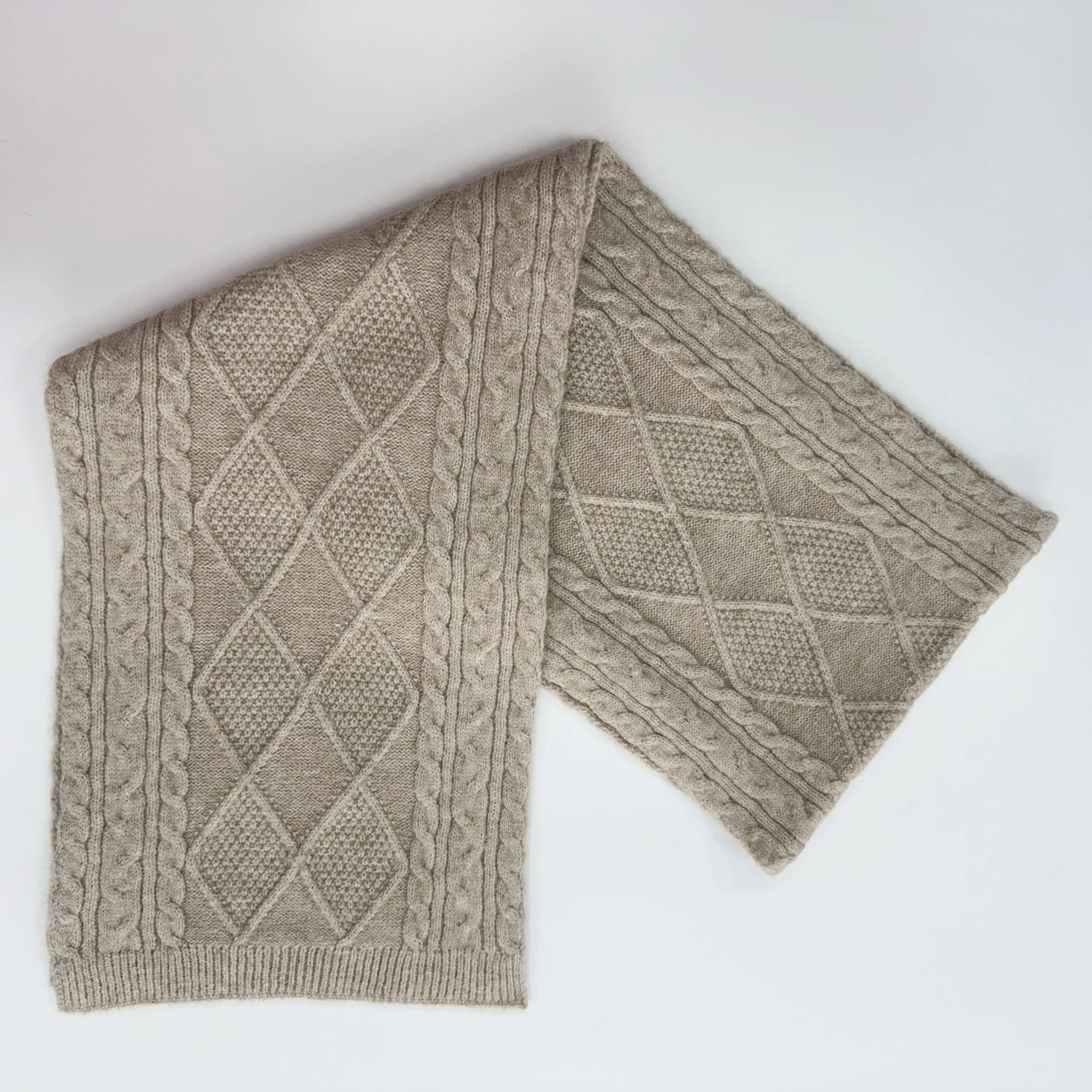 Unisex Winter Knitted Scarf With Classic Diamond Pattern, Fashionable and Beautiful, Suitable for Multiple Occasions