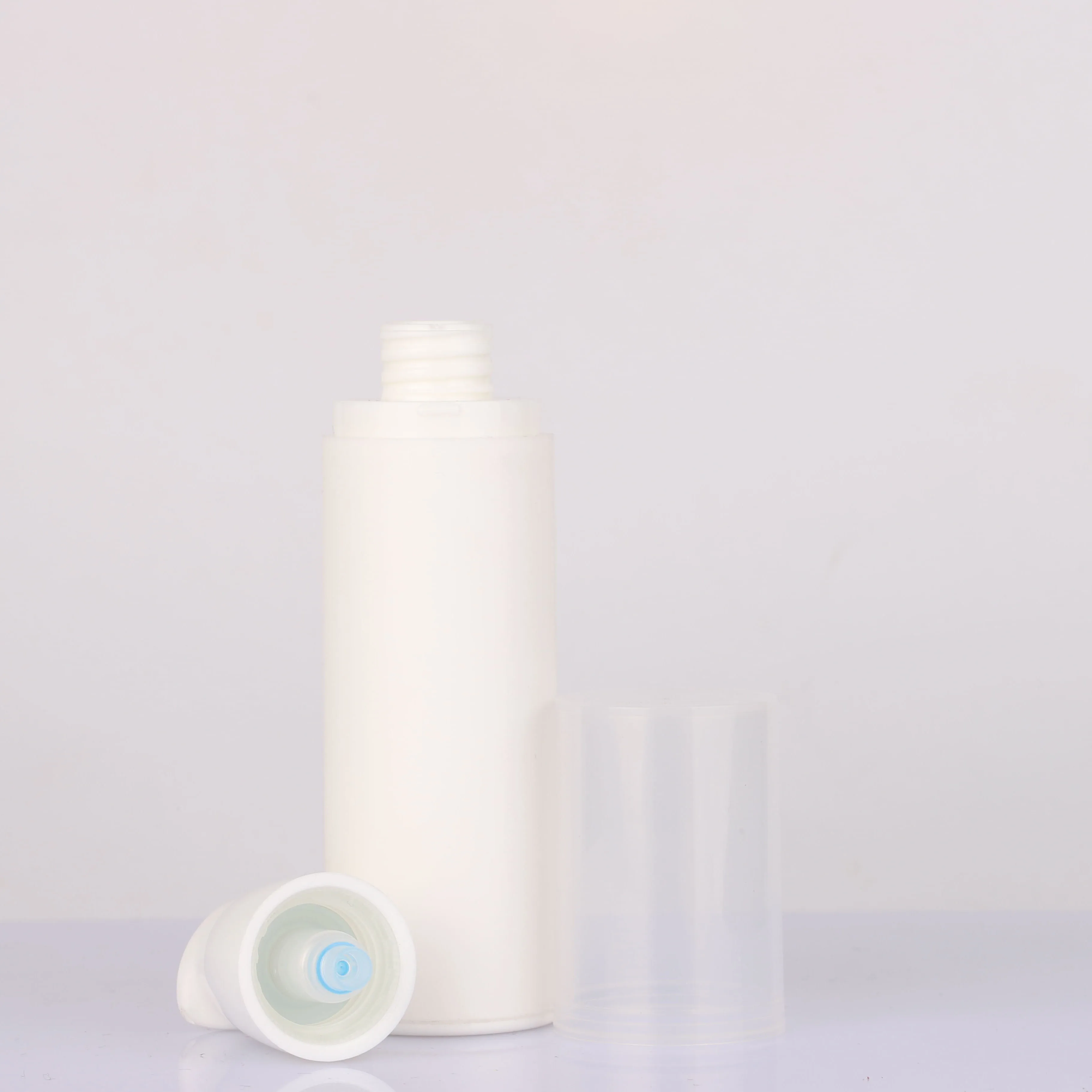 Wholesaler PP plastic airless bottle cosmetic bottle with airless pump