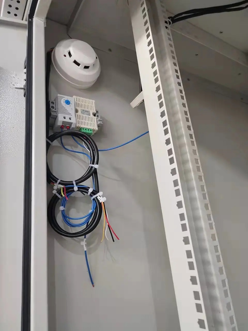 19 inch rack outdoor telecom battery cabinet with air conditioner waterproof enclosure