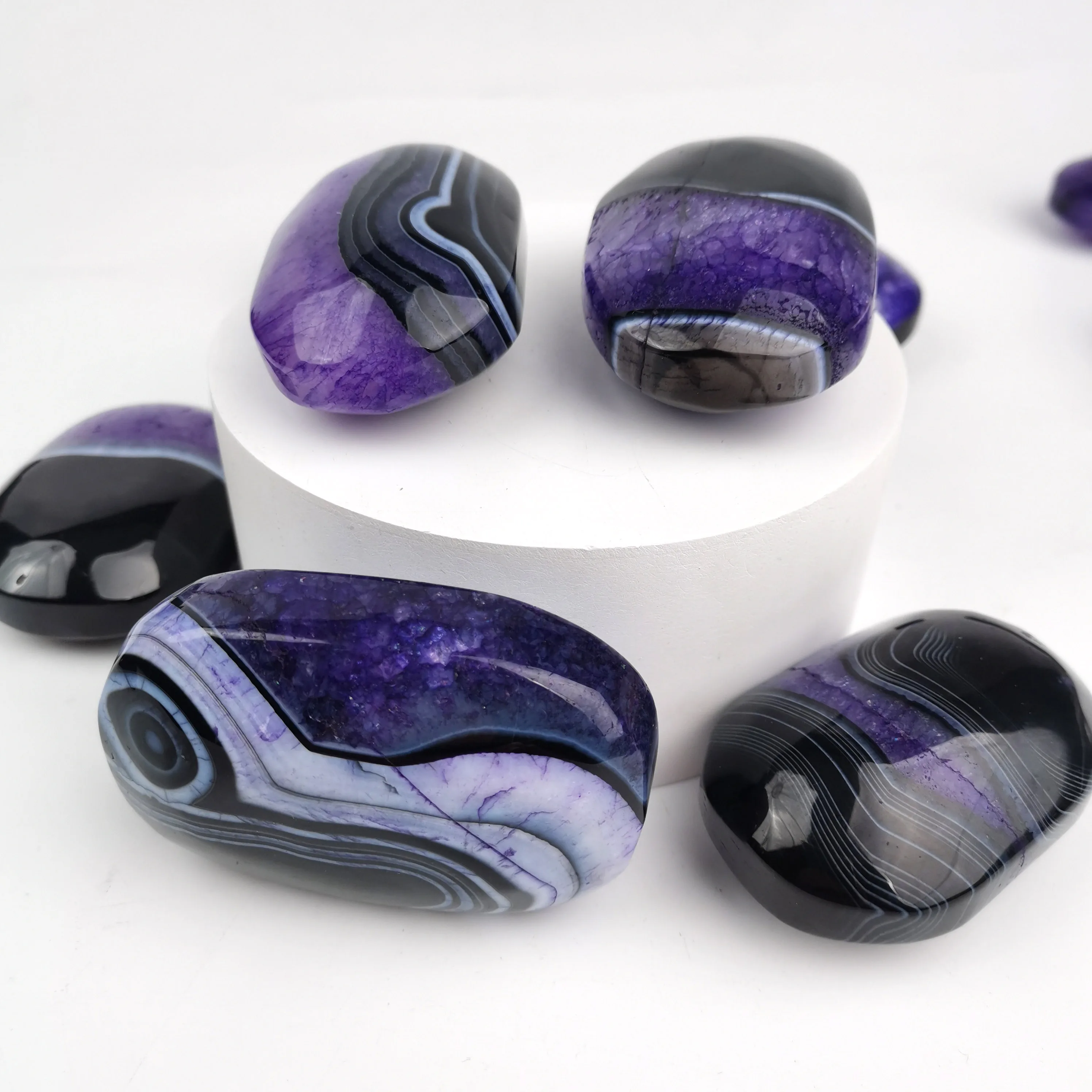 New Arrival Wholesales Gemstone Hand Carved Crystal Black And Purple Sardonyx Palm Stone For Meditation