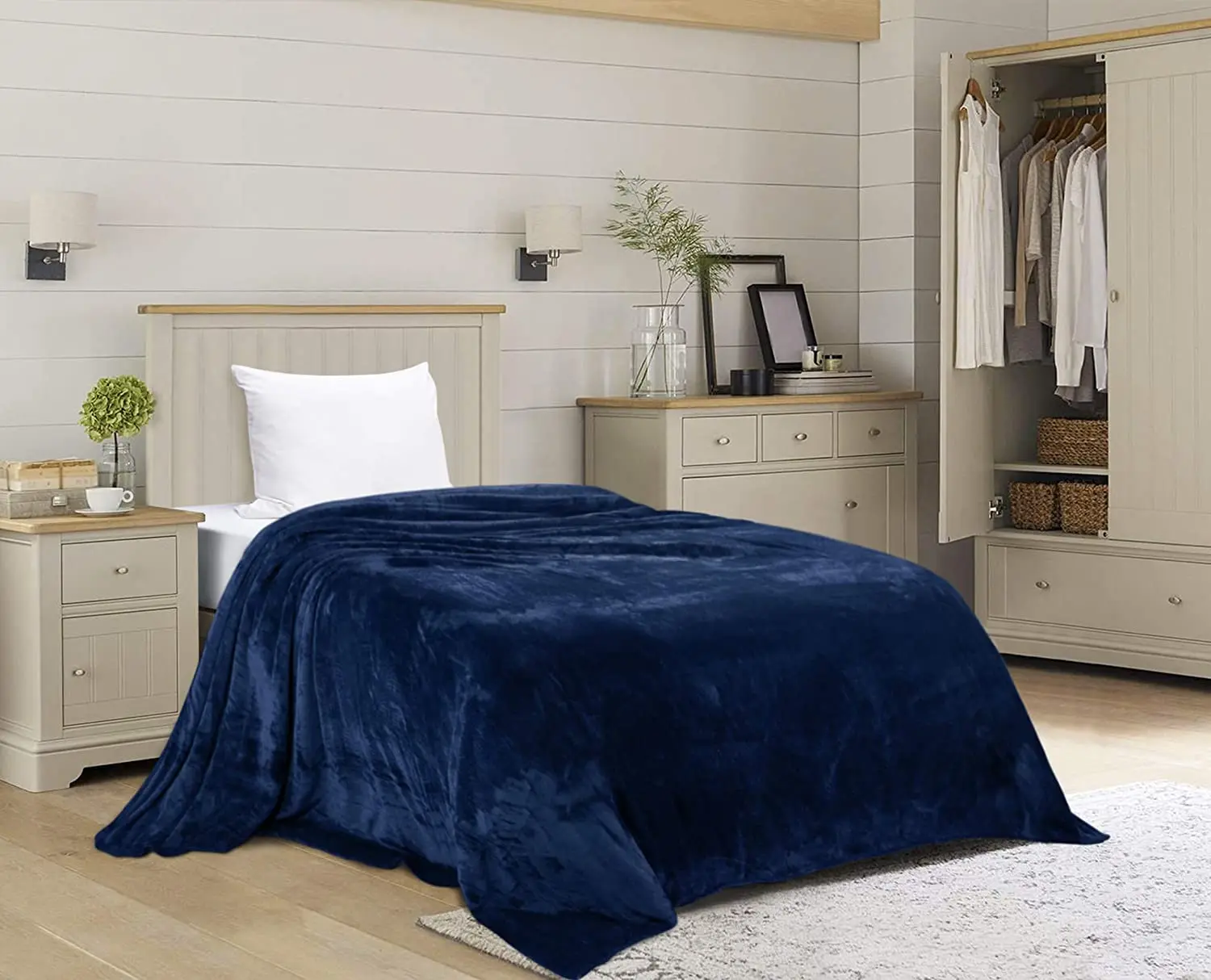 Warm Bedding Fleece Blanket Twin Size Navy 300 GSM Soft Fuzzy Anti-Static Microfiber Blanket for Single Bed, Sofa, Couch