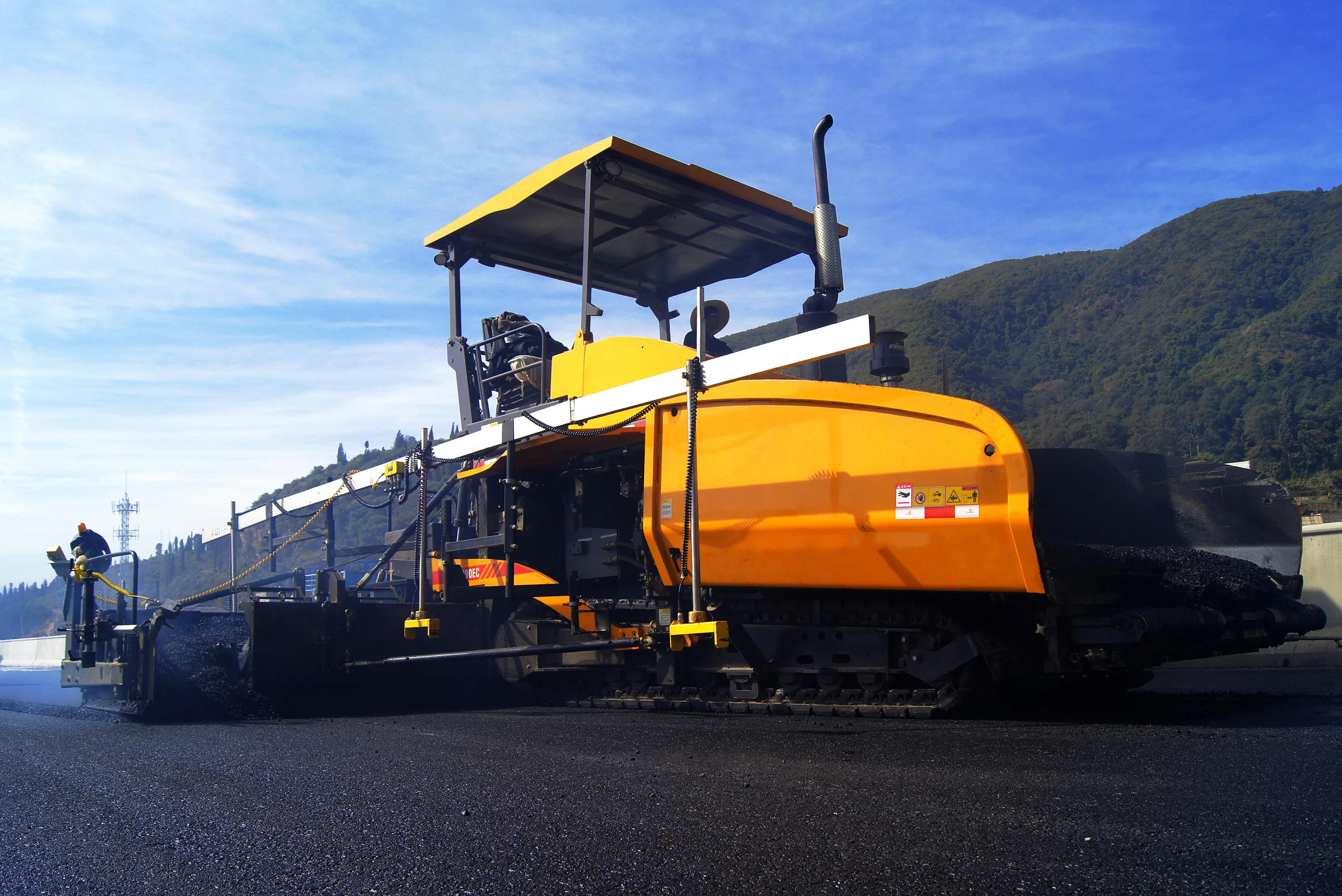 good performance 6m paving width asphalt paver SAP60C-8