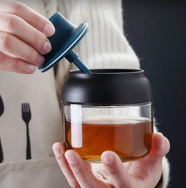 Round seasoning glass bottle with spoon kitchen sauce packing container