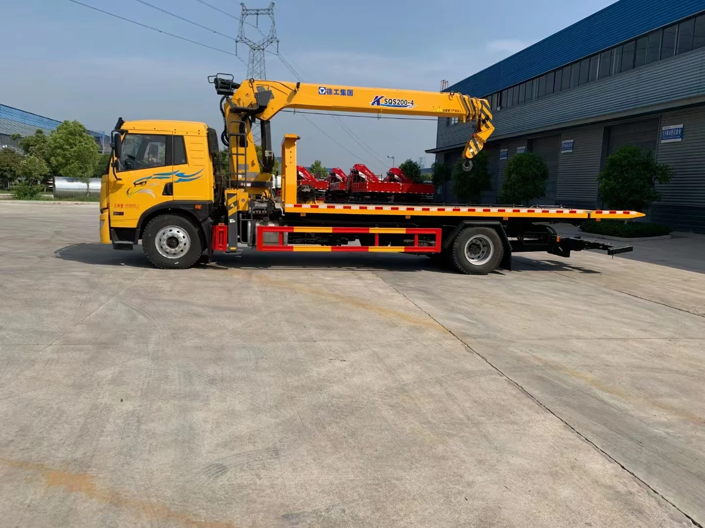 Left Hand Drive FAW 4X2 Flatbed Tow Truck with Crane 8 Ton Folding Boom Crane Wrecker Tow Truck for Sale