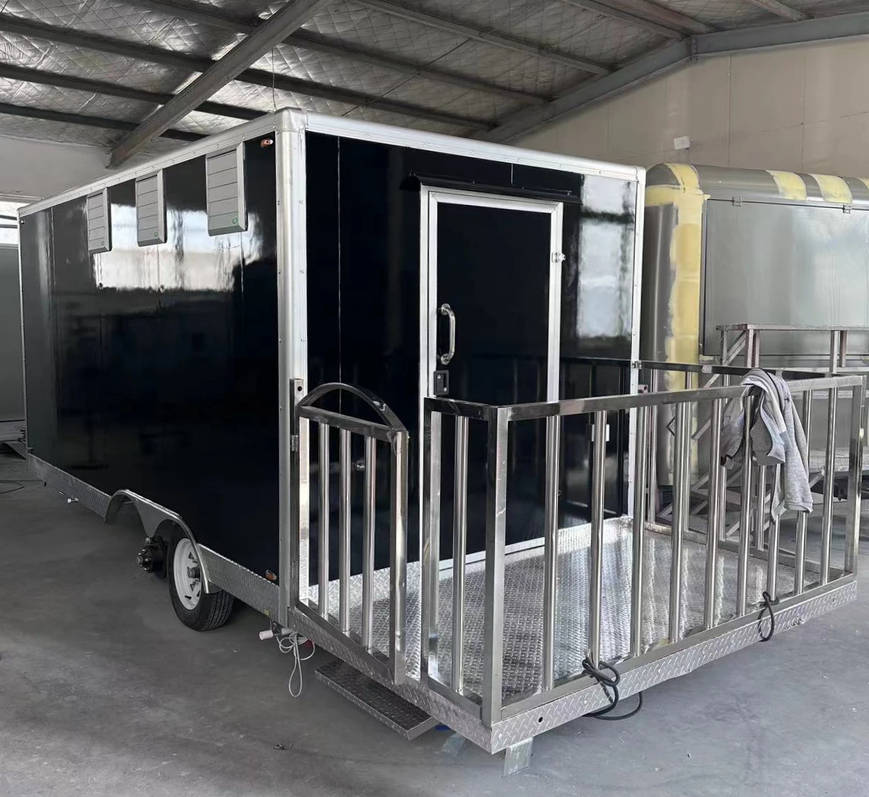 Custonewouble Decker Food Truck Mobile Catering Snack Bar Beer Bbq Food Trailer Aluminum Customized Mobile Restaurant Welded