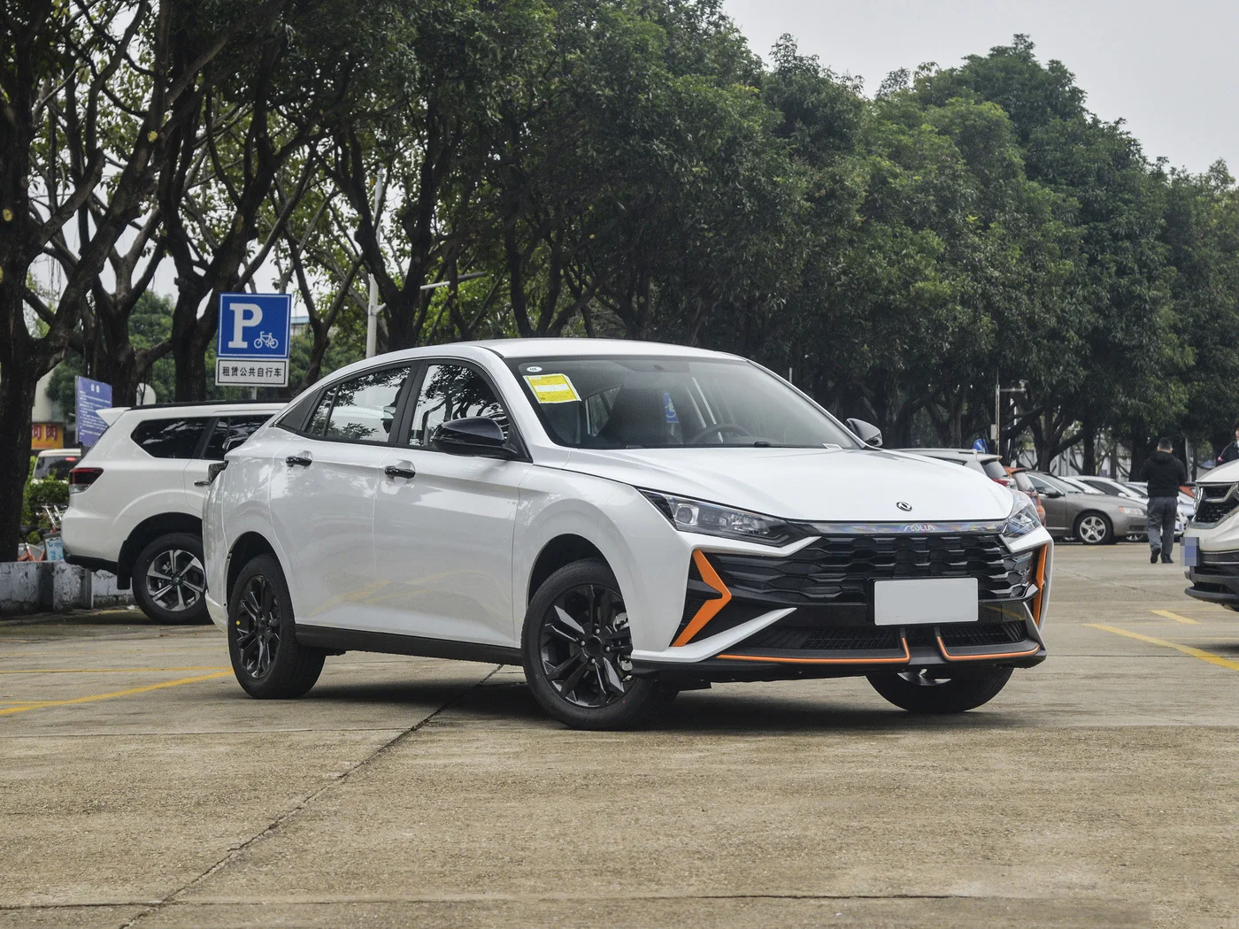 Китайский производитель бензиновых автомобилей Dongfeng AEOLUS YiXuan 4-дверный 5-местный седан недорогие подержанные автомобили с передним приводом для продажи