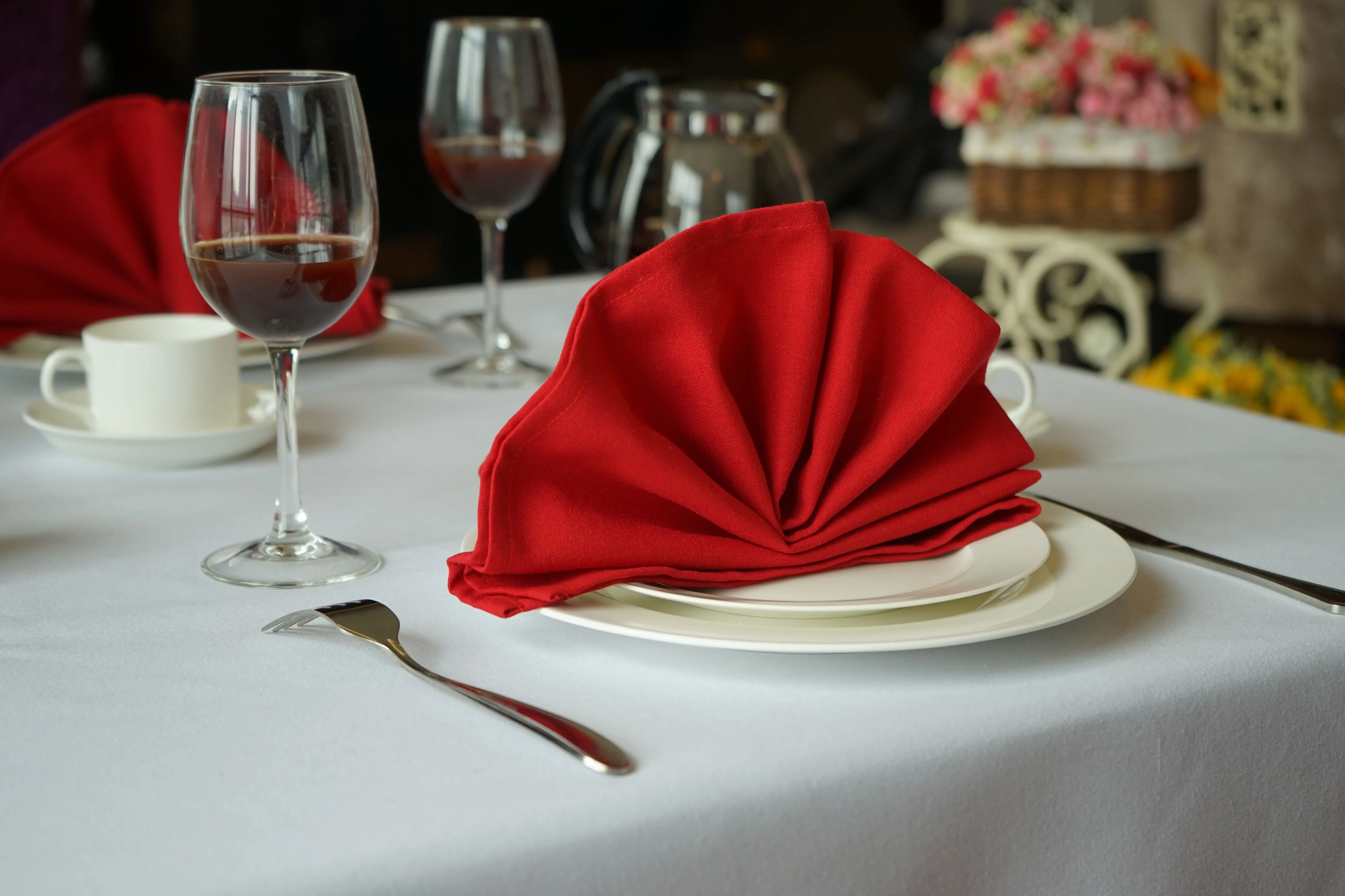 Оптовая продажа, Красные 100% крученые полиэтиленовые столовые салфетки для ресторанов, столовые скатерти для бистро, салфетки для мероприятий, гостиниц