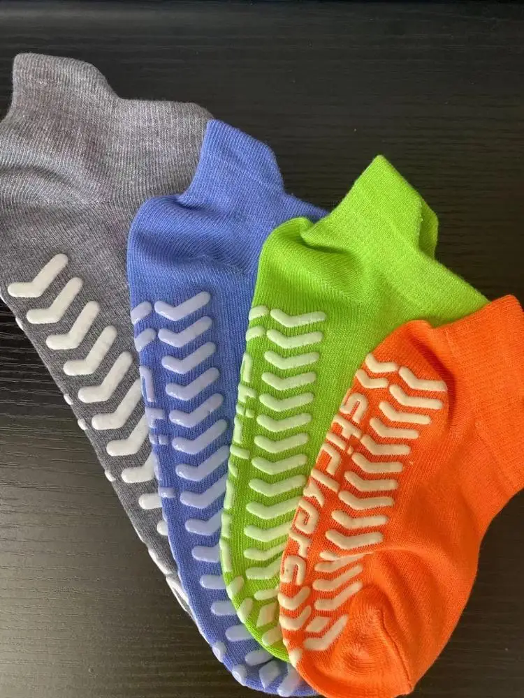 Customized logo playground anti slip grip socks indoor jump trampoline park socks for adults and kids