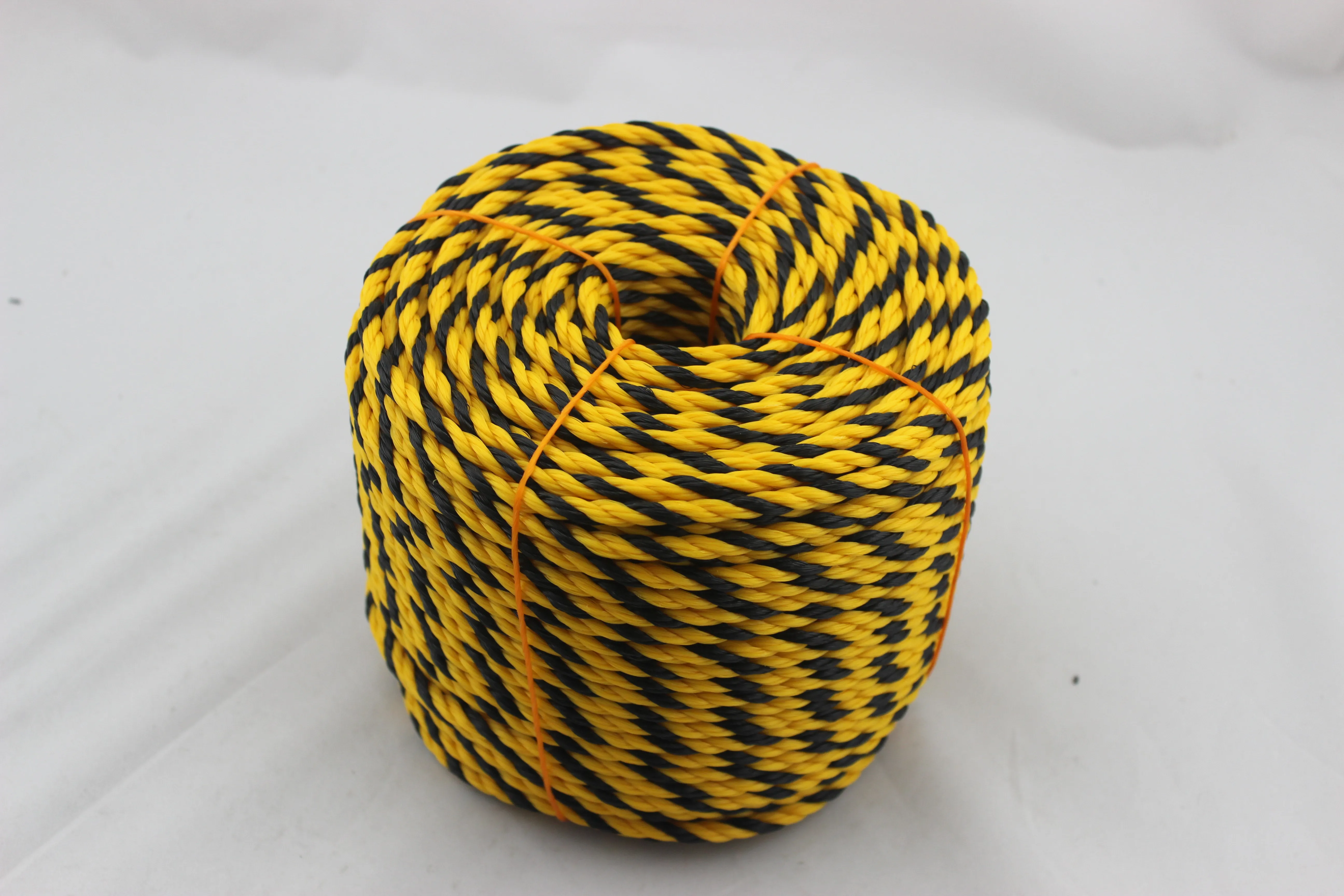Manufacturers High Strength Quality Yellow Black 3 Strands Twisted PP PE Tiger Rope