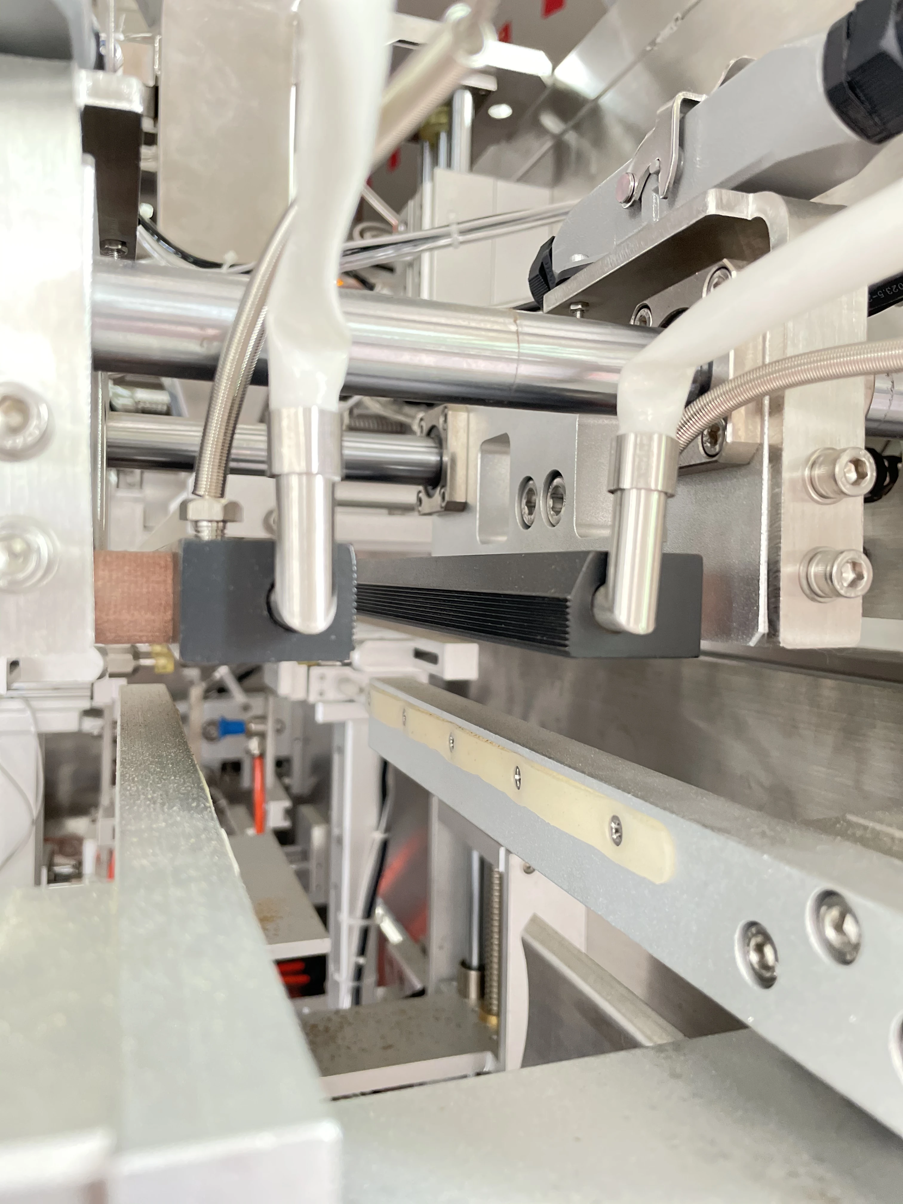 Full automatic low gluten wheat flour vacuum brick paper bag packaging bagger almond flour stand up pouch packing machine