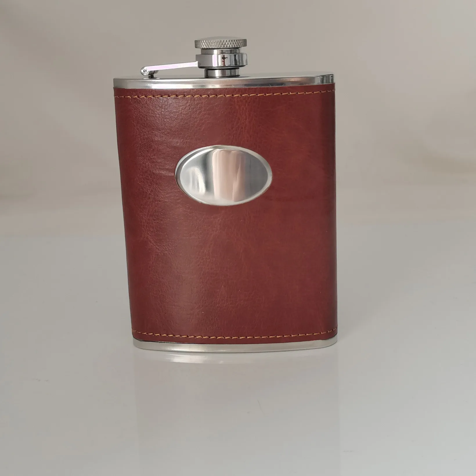 Wholesale Wooden Chess 8oz Brown Leather Hip Flask Set  Stainless Steel Flasks With Funnel and 4 Cups Gift Box