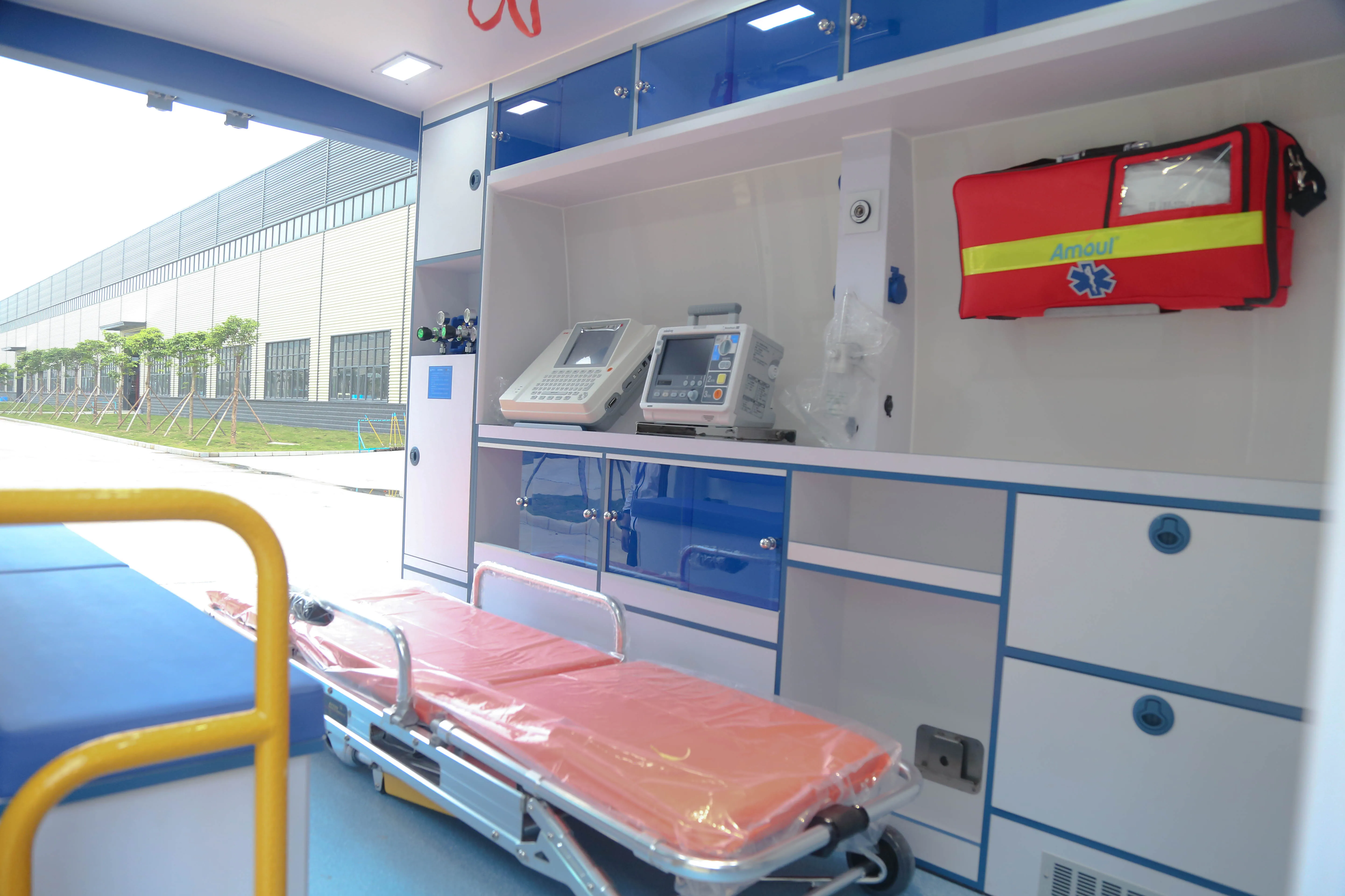 2024 Good Quality ICU Hospital Medical Ambulance Rescue Car SAIC Maxus V90 Emergency Monitoring Ambulance Vehicle for sale
