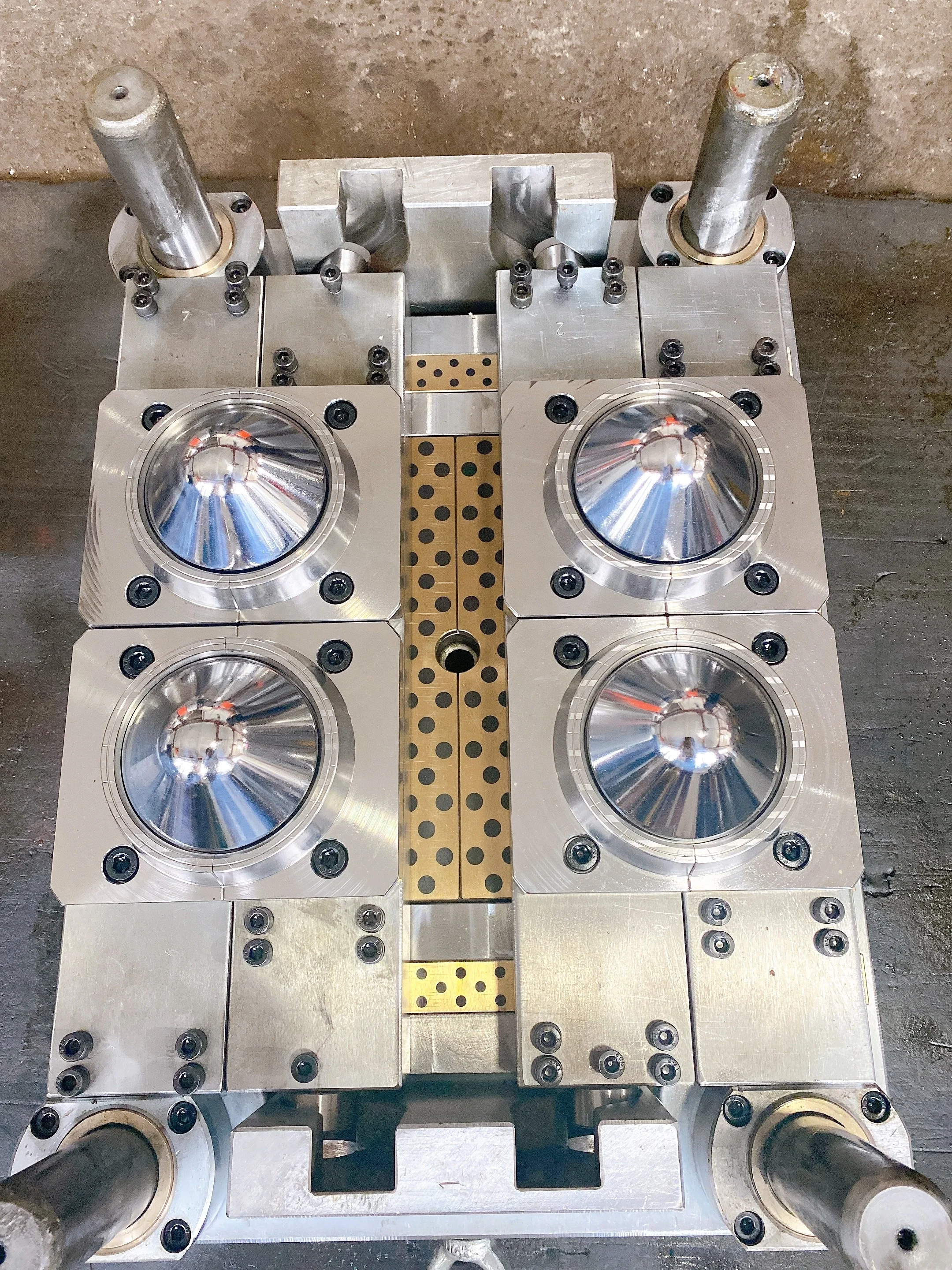 Candy Food PET Container Wide Mouth 110mm Jar Pet Preform Mould With 8 Cavity Pin Valve Gate No Tail Hot Runner