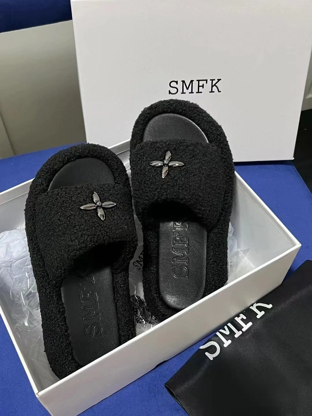 High Quality Dark Cross Black Velvet Slippers With Thick Soles Wear Fashion Fur Indoor Slippers For Ladies