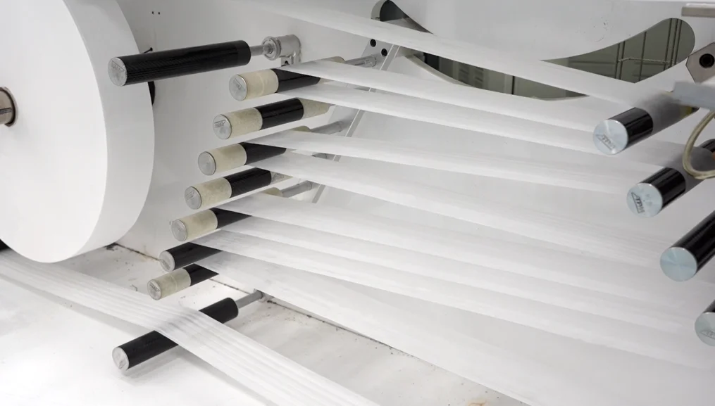 Full servo cost effective diaper making machine baby diapers production line