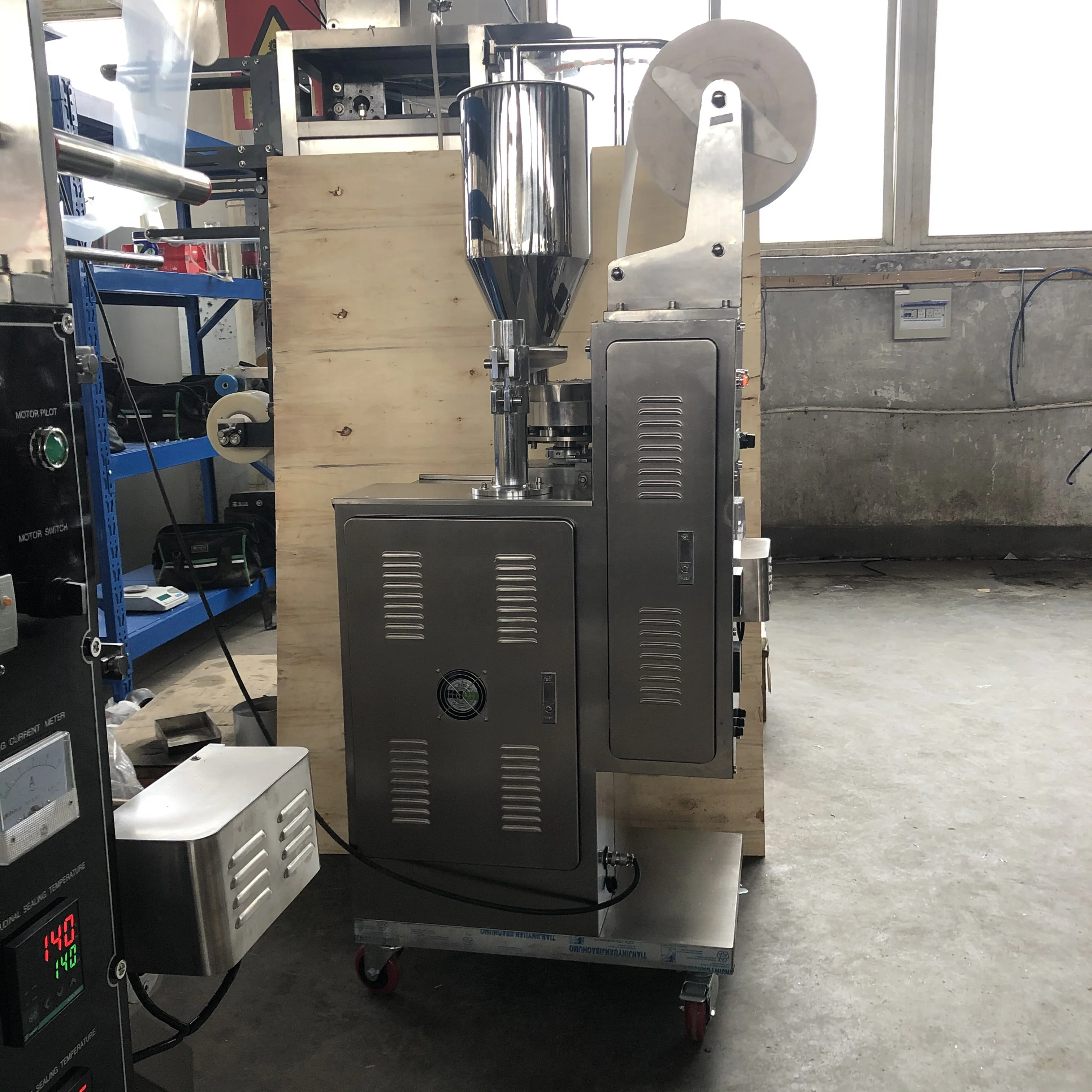 DXDK-40 II hot sale granule packing machine nuts automatic small vertical packing machine