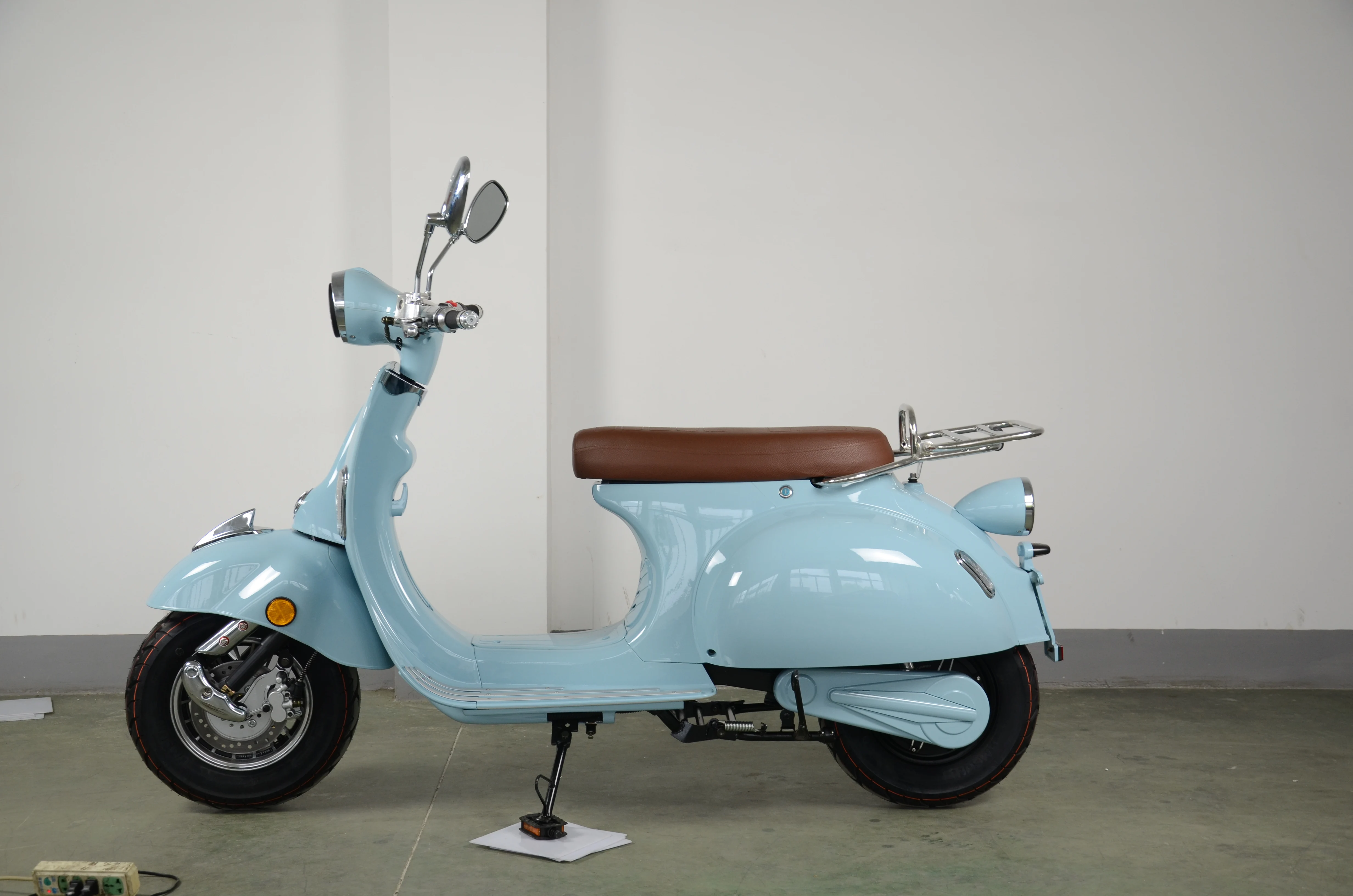 Amoto EEC vintage classic electric petrol scooter vespa with top box range 90km 2000W 60V for sale vespa electric scooter