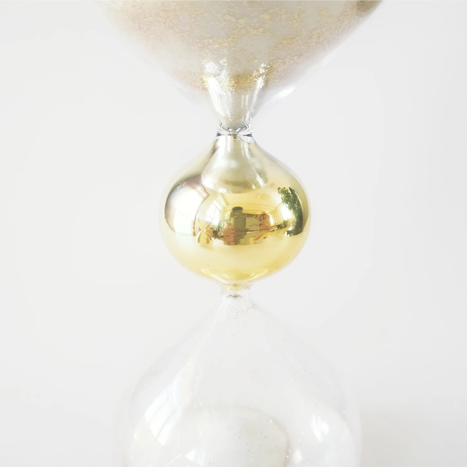 Sand glass transparent and golden ball in the middle white shimmering powder 15 minutes timing hourglass
