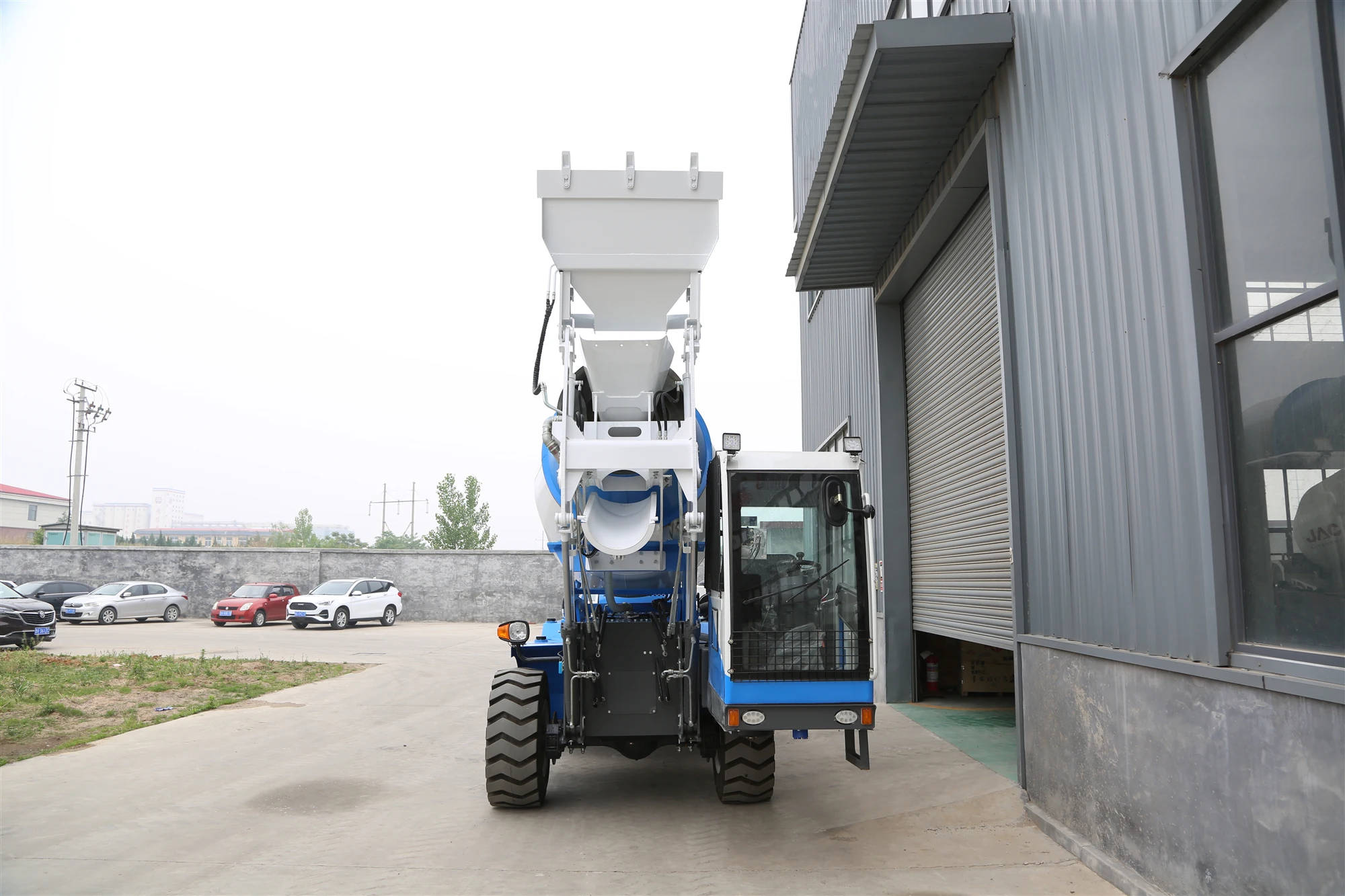 3.5m3 self loading Concrete Mixers Truck Price Concrete Mixer Truck moving 3.5 cubic truck