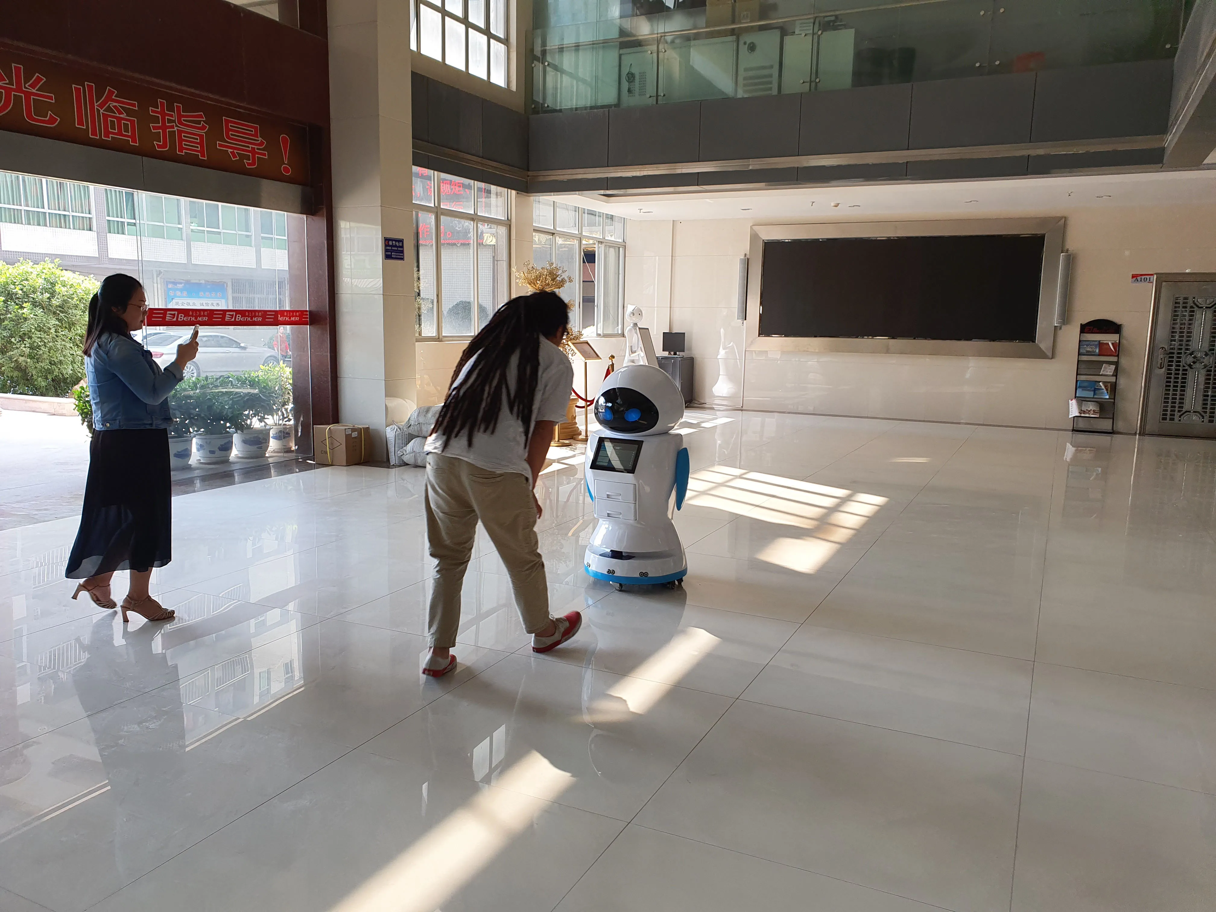 Kaka Multi-functional Intelligent Hotel Supplier Delivery  Service Robot