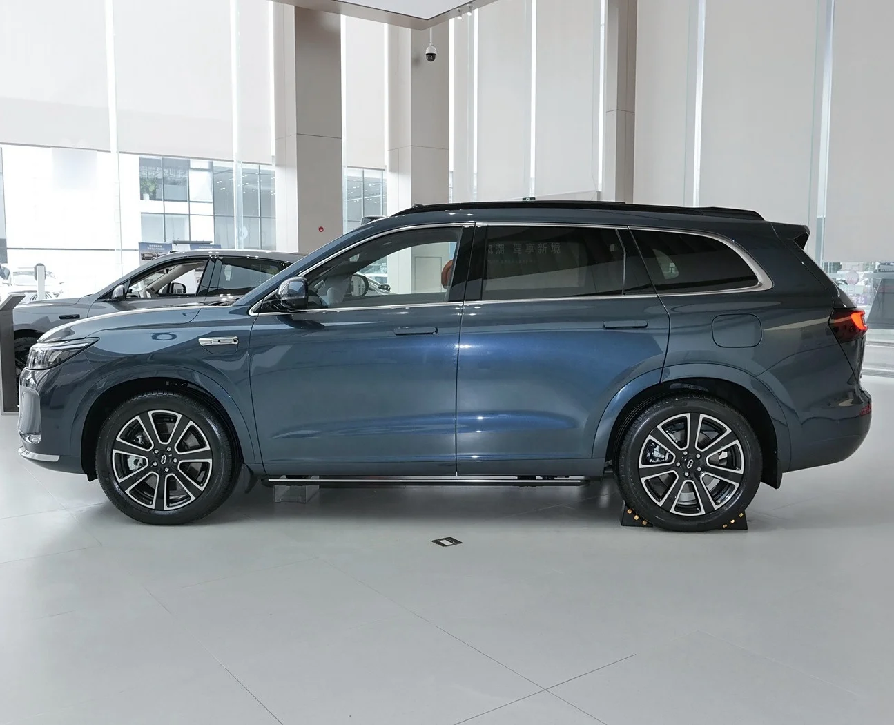 Hua Wei Artificial Intelligence Automatic AI Driving 6 Seats Luxury New Energy Hybrid Electric AWD SUV EV Car SERES M7