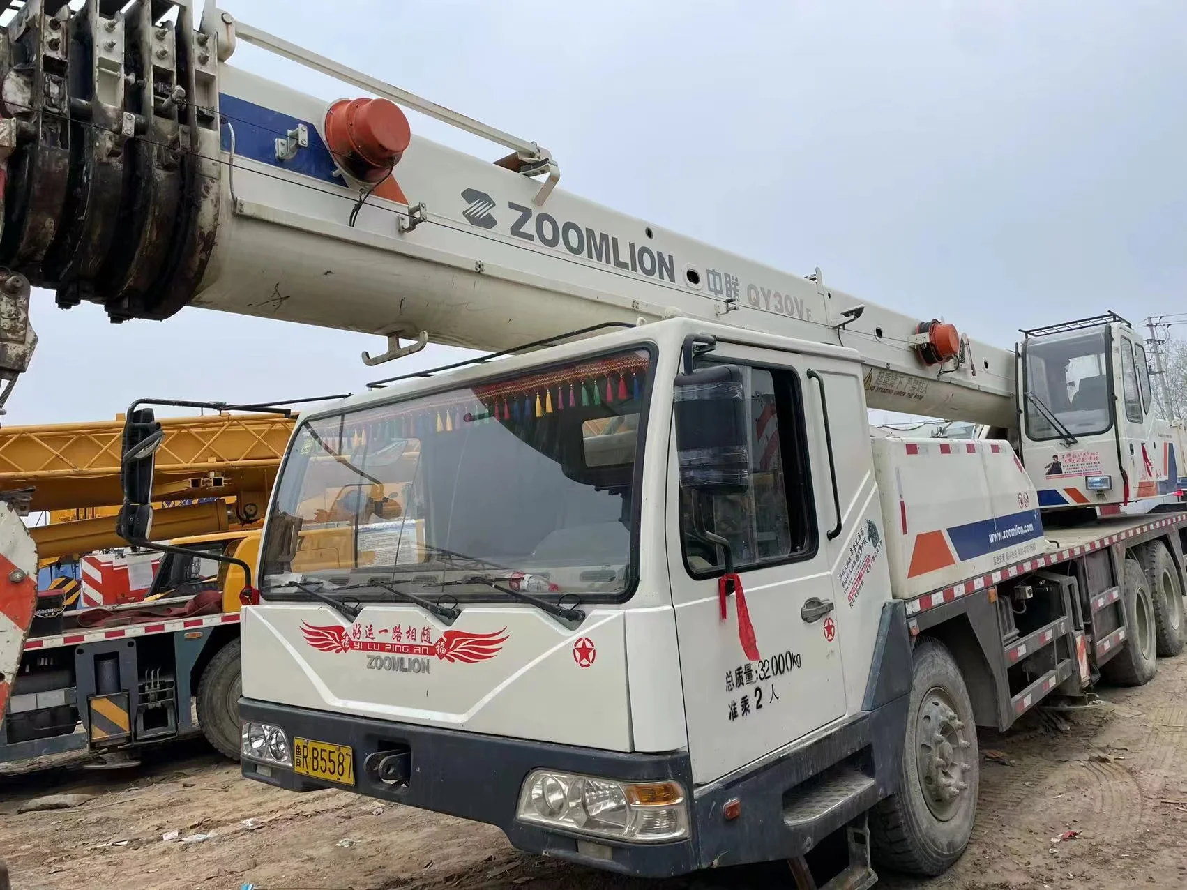 Б/у грузовой кран zoomlion 30 тонн распродажа б/у QY30V 30t хорошее