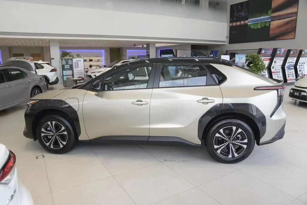 Medium SUV electric car TOYOTA bZ4X with reversing camera high speed 160km/h FWD vehicle 18 inches tires adult city use vehicle