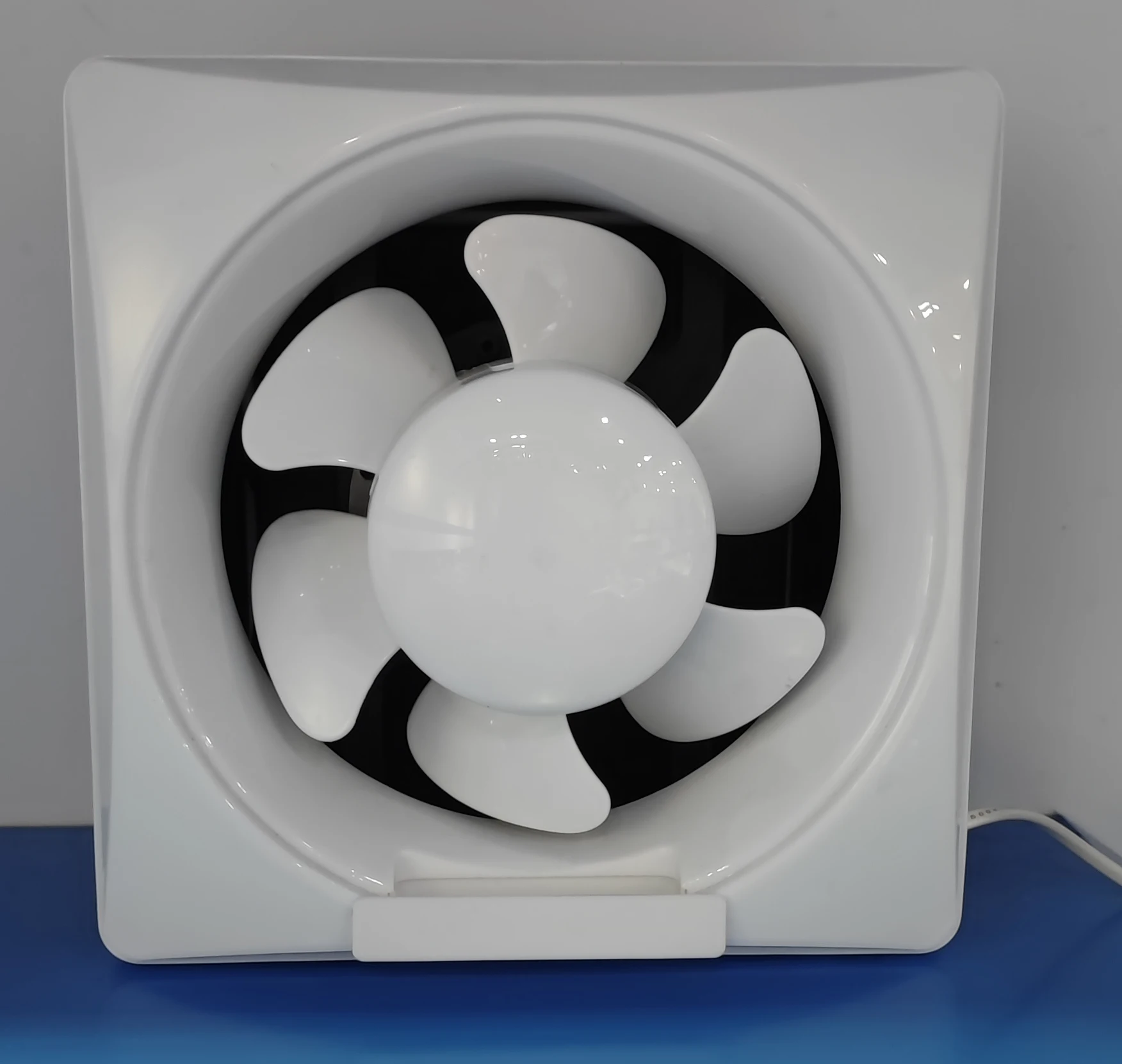 Вытяжной вентилятор Wanbao для ванной и кухни полностью пластиковый 6 дюймов квадратный